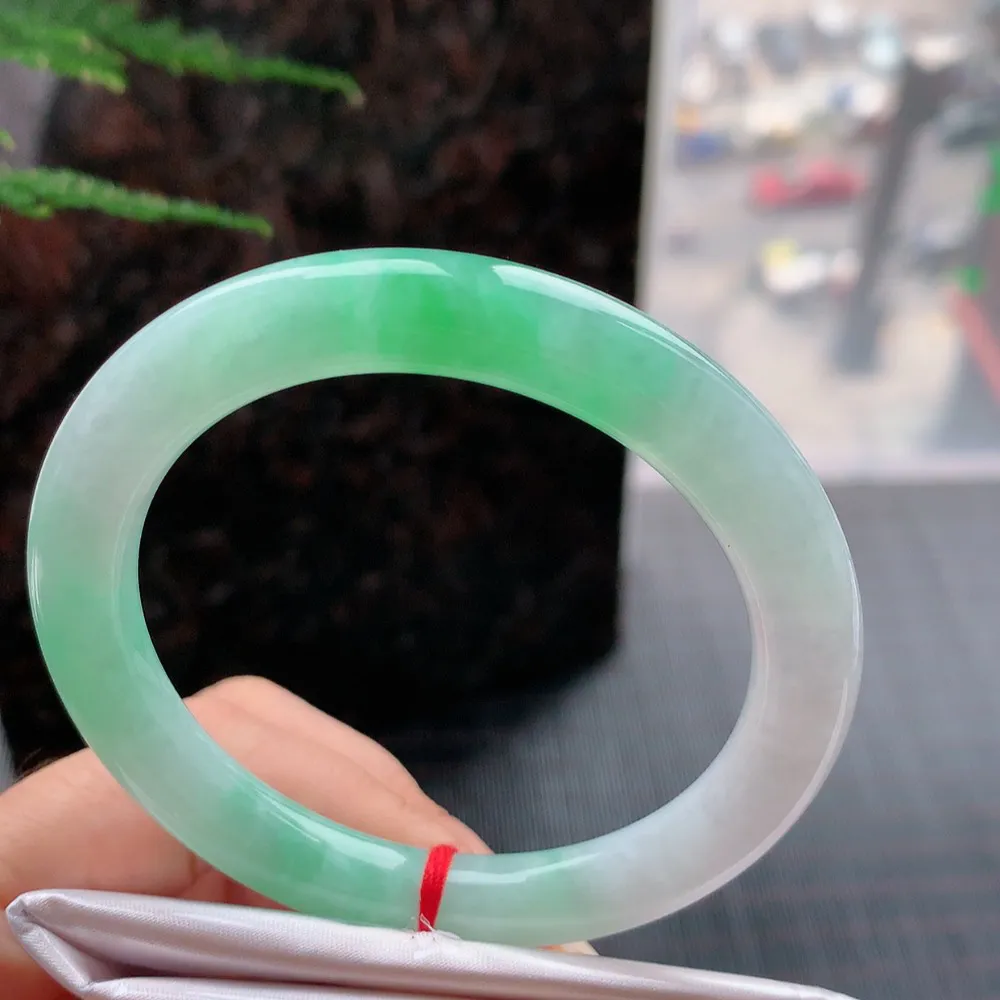 圆条冰糯阳绿 微细纹 尺寸:54.6/8.9/9.3 色好