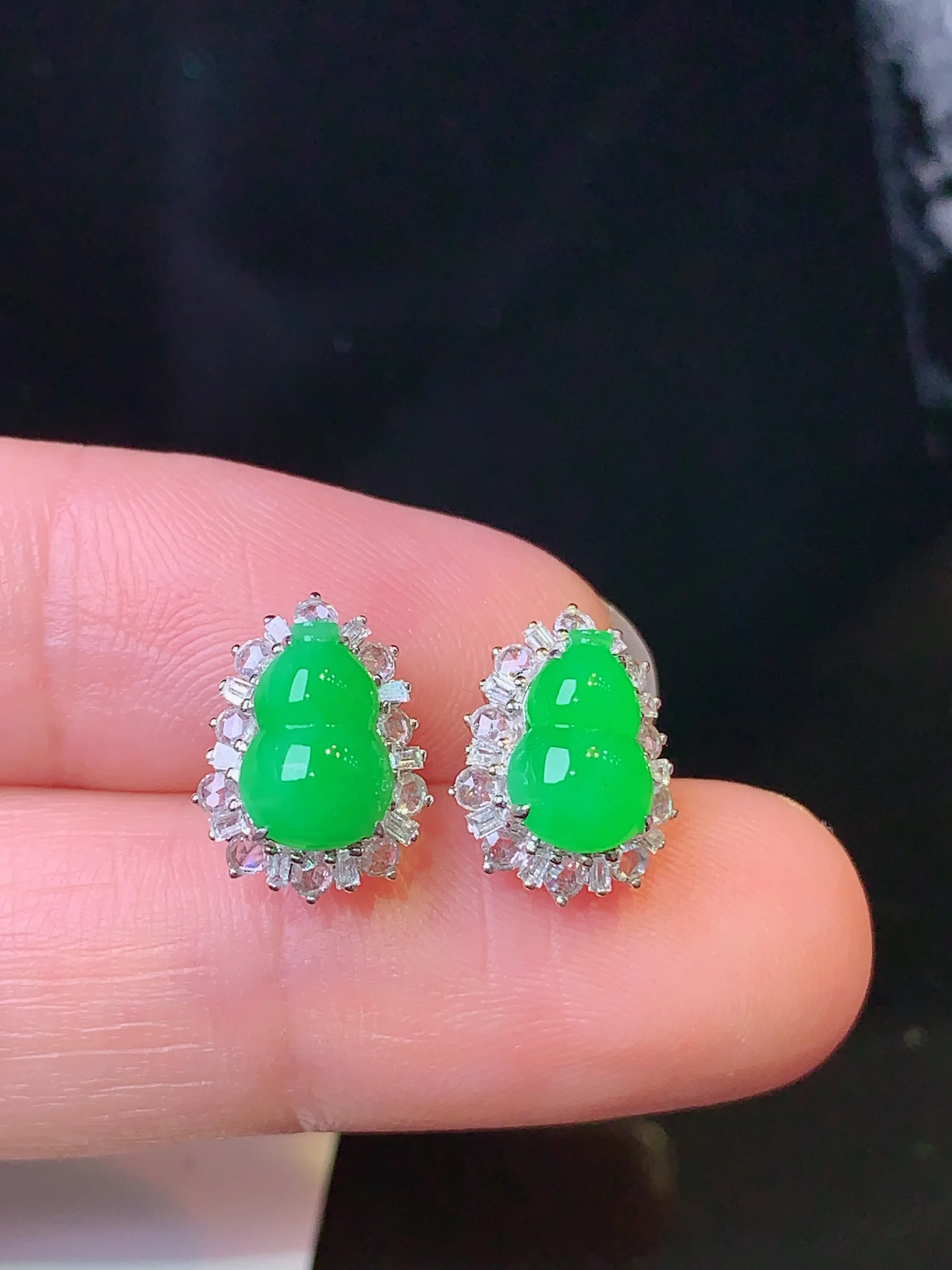 18k金钻镶嵌翠绿葫芦耳钉 玉质细腻 色泽清新艳丽 整体尺寸12*9*6.2
