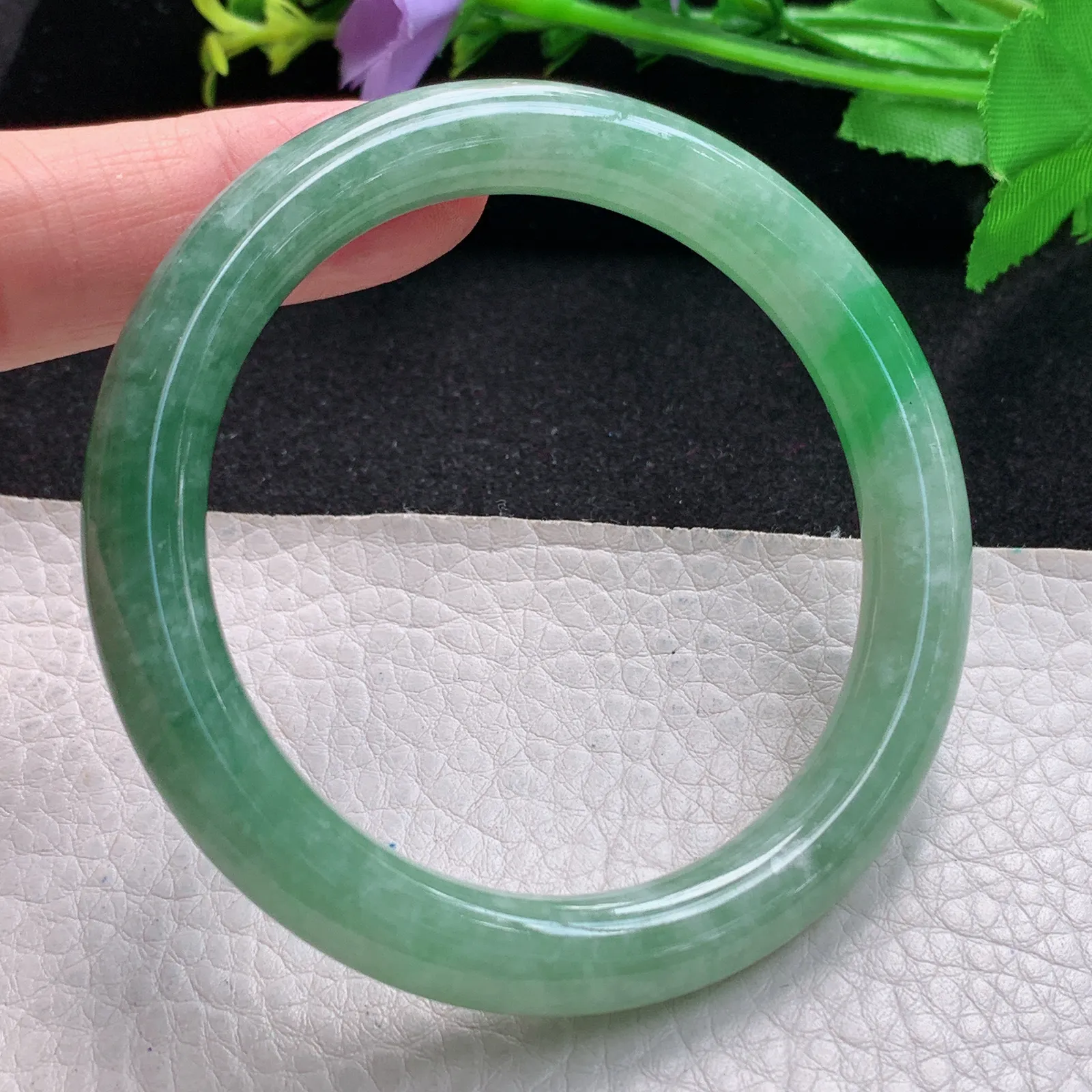 xx自然光56.5*9叮当镯 缅甸翡翠玉手镯飘绿秀气圆条玉手环 美人镯