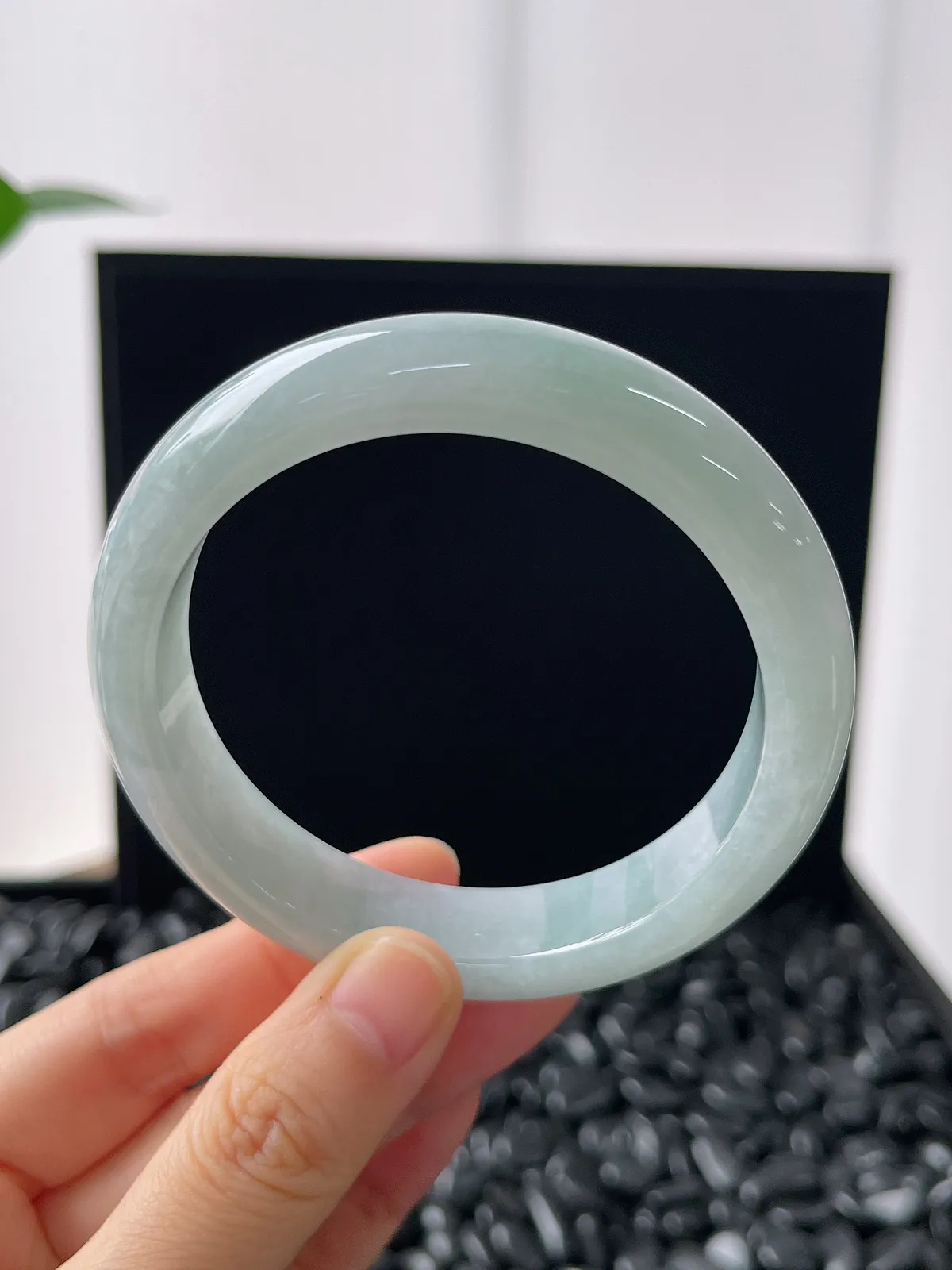 正圈58圈口，翡翠糯化种浅绿色手镯