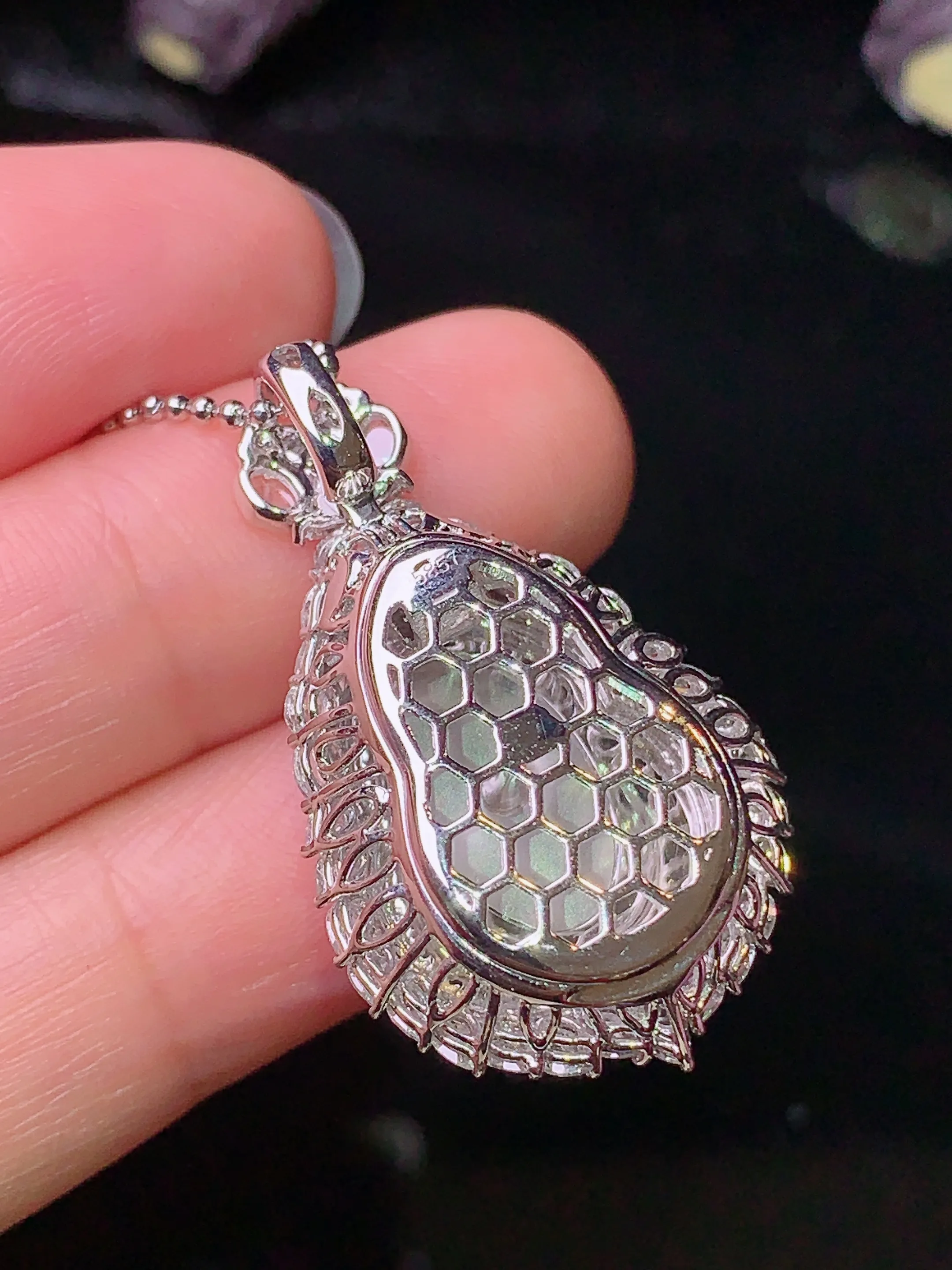 18k金钻镶嵌满绿葫芦吊坠 玉质细腻 色泽清新艳丽 整体尺寸33*19.5*11.8