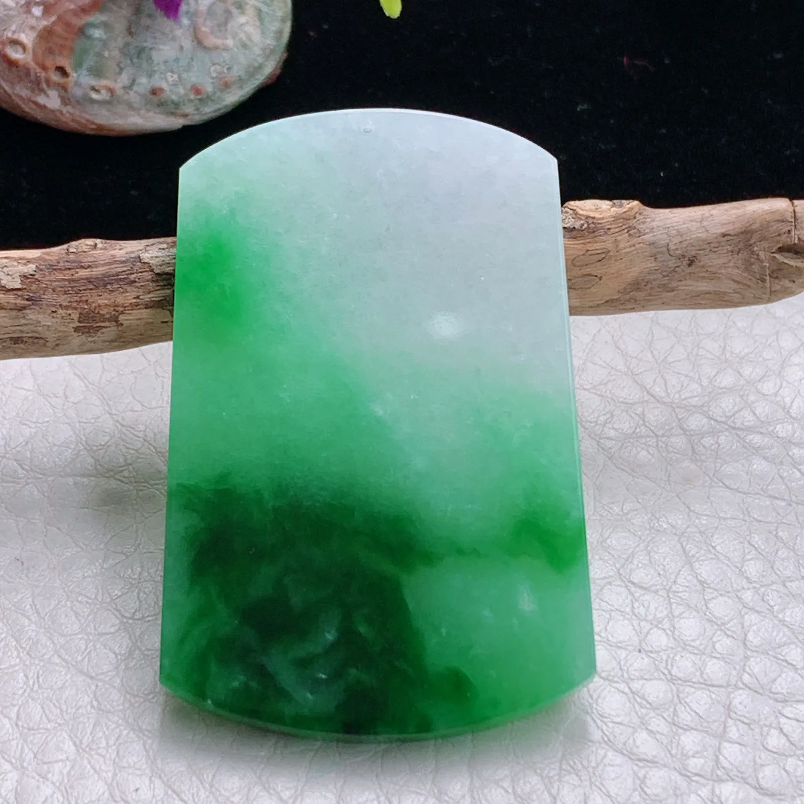 zzx自然光49.2*32.2*4天然缅甸翡翠辣绿平安无事牌玉吊坠 玉挂件