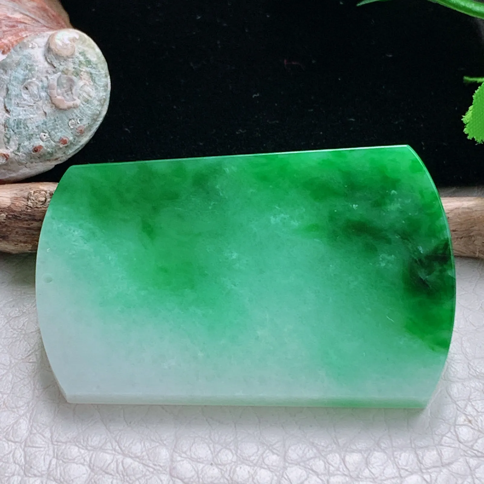 zzx自然光49.2*32.5*4.2天然缅甸翡翠辣绿平安无事牌玉吊坠 玉挂件