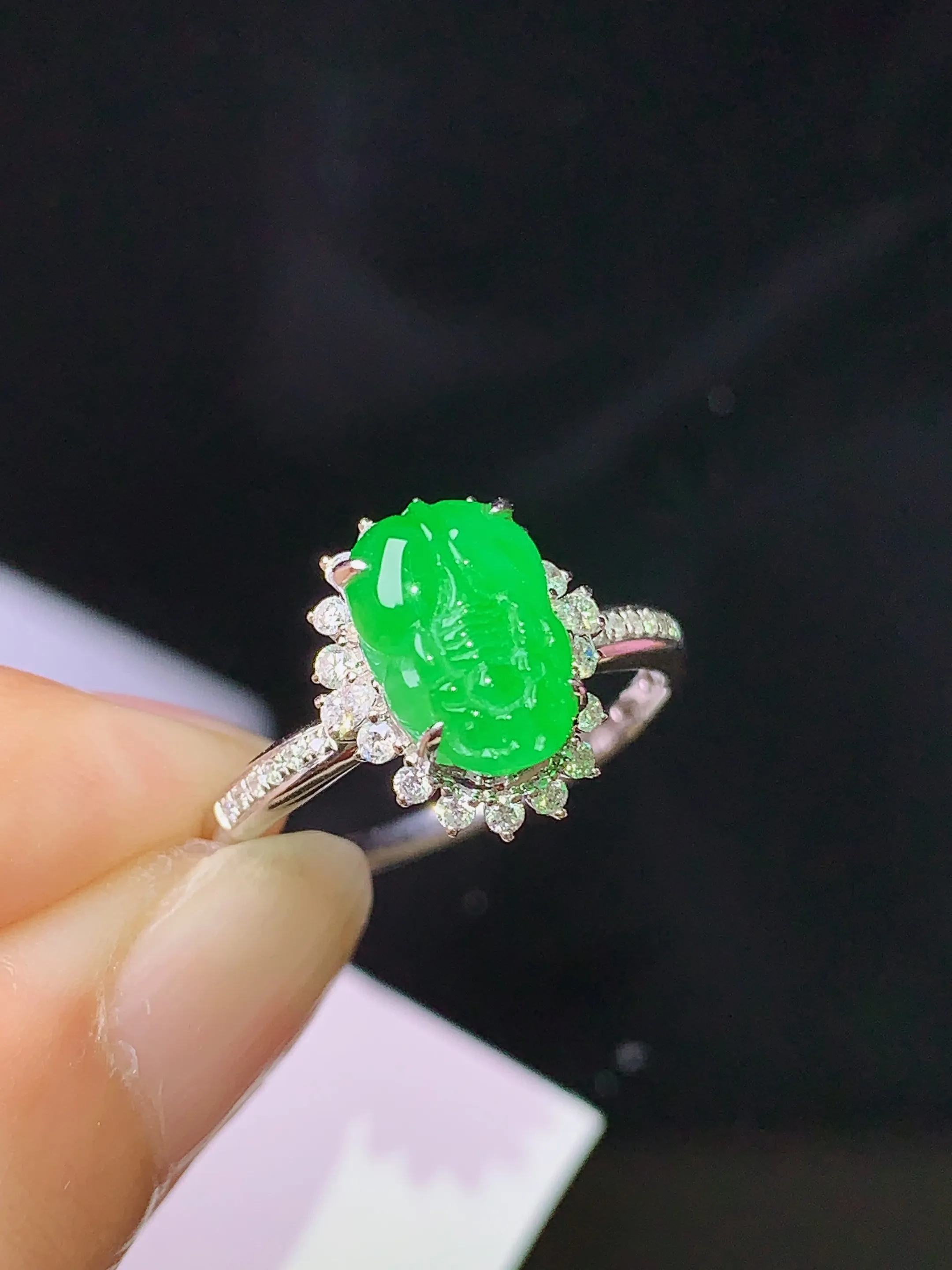 18k金钻镶嵌满绿貔貅吊坠 玉质细腻 色泽清新艳丽 圈口14 整体尺寸12.2*10*8.2