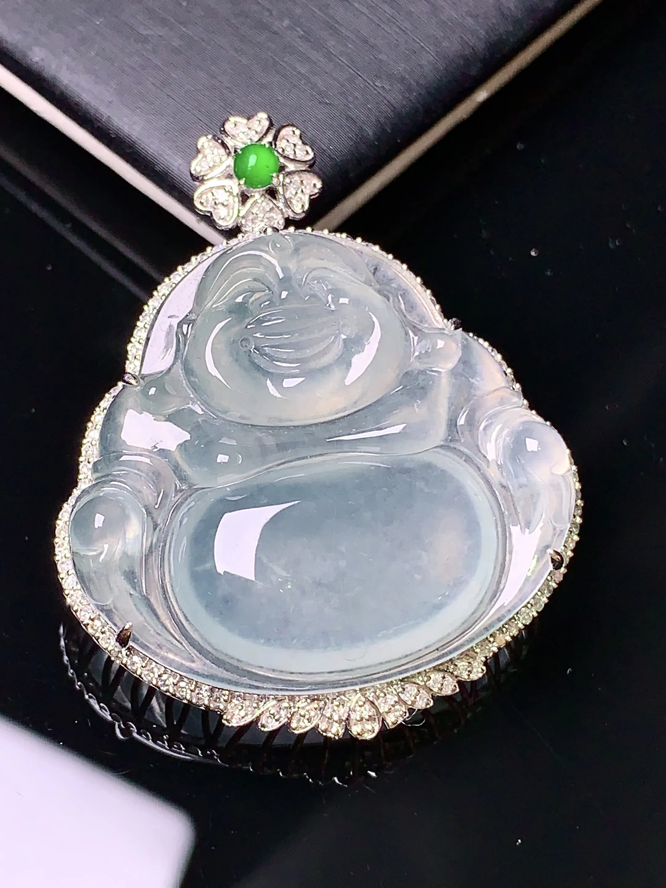 18k金钻镶嵌冰种佛公吊坠 玉质细腻 色泽清新艳丽 整体尺寸39.5*31.7*9.8