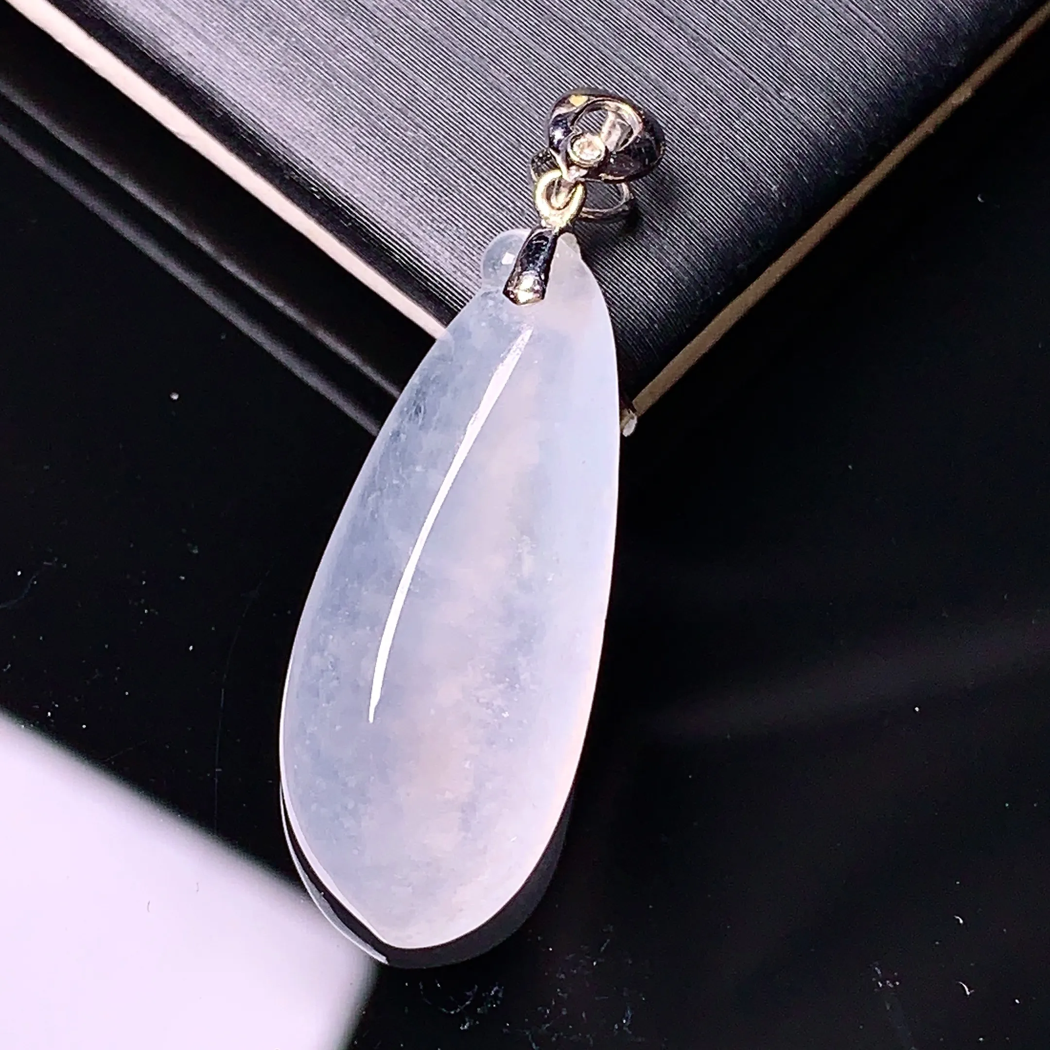 18k金镶嵌冰种福瓜吊坠 玉质细腻 色泽清新艳丽 整体尺寸31.6*11*5.5