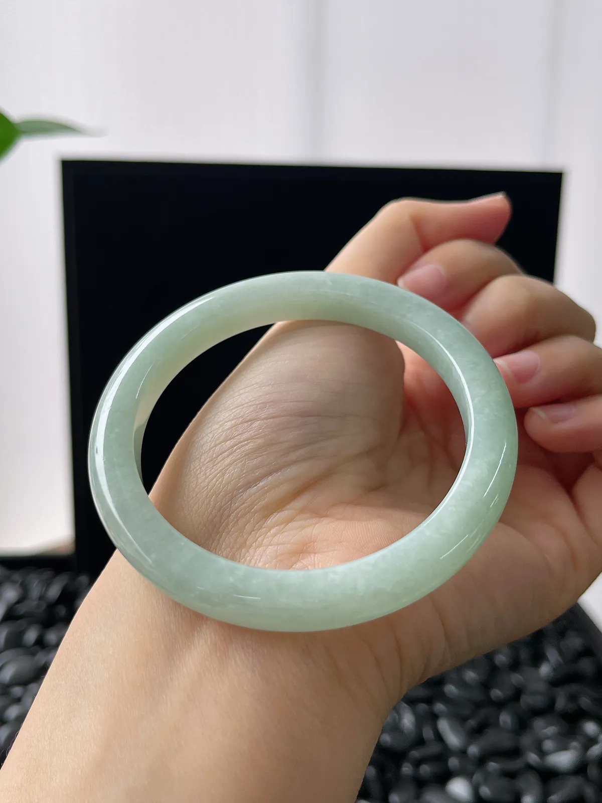 正圈54.7圈口，翡翠糯化种浅绿色手镯