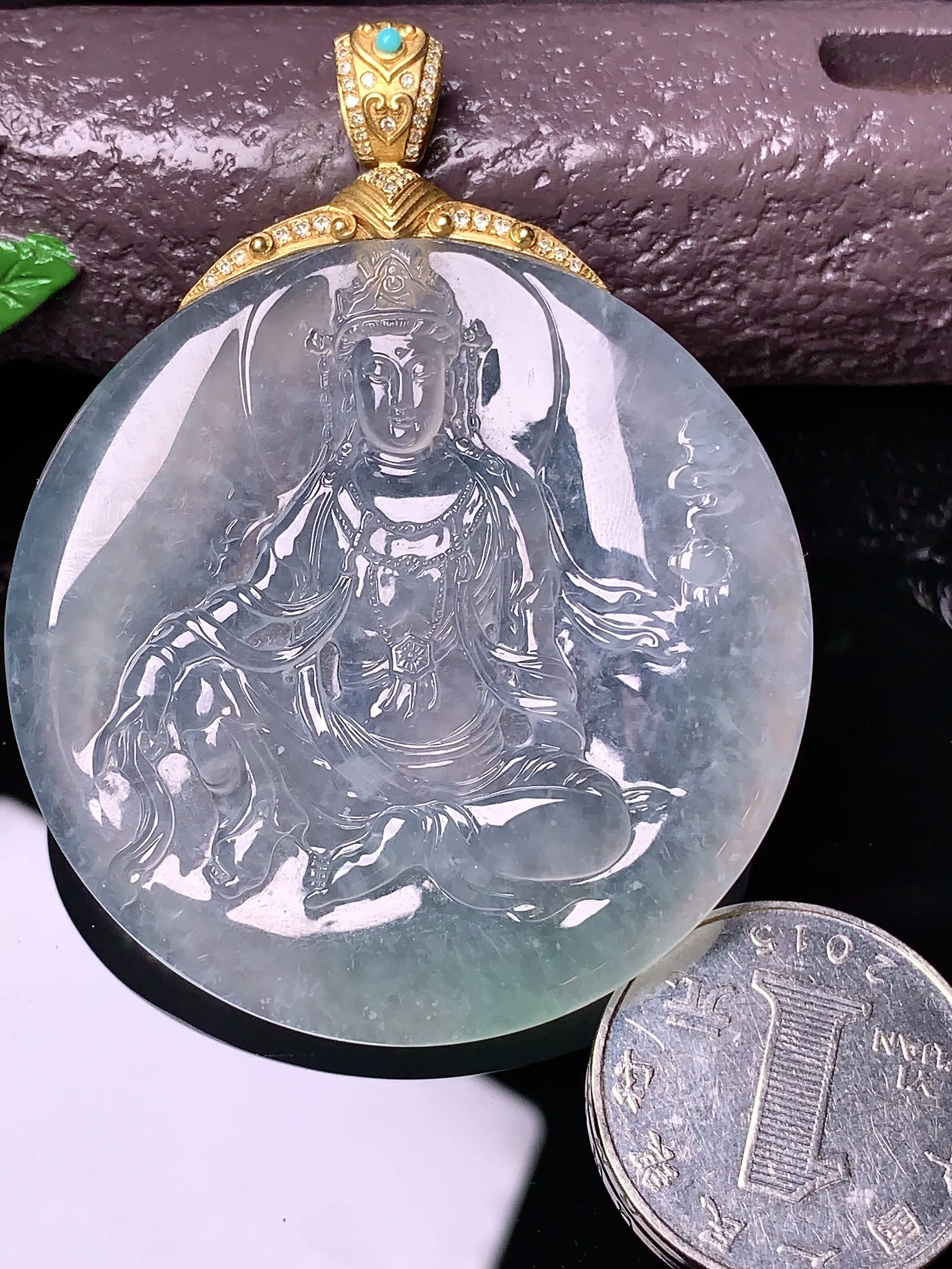 18k金钻镶嵌冰种观音菩萨吊坠 玉质细腻 色泽清新艳丽 整体尺寸64*50*5.8