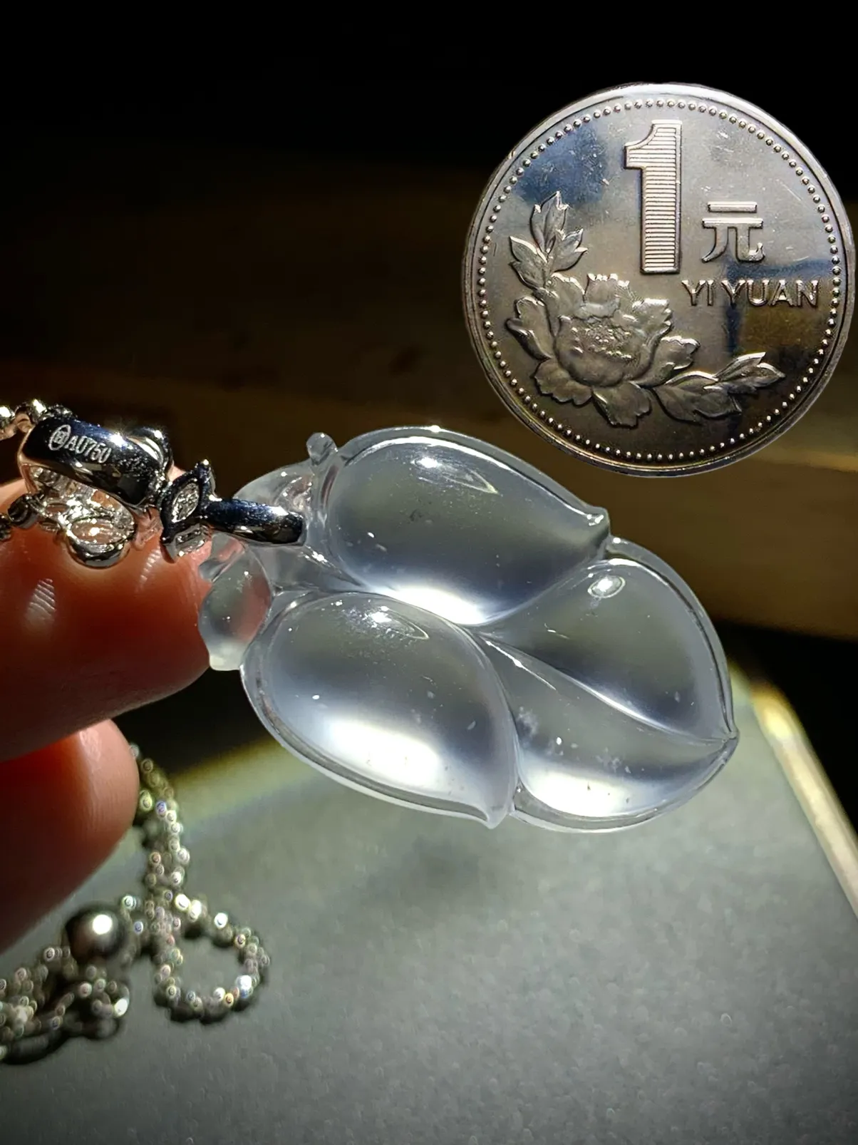 高质量茅台白玻璃种树叶，
裸石31-21.5-6.8mm，
18K金，南非钻，8.15g，不配链