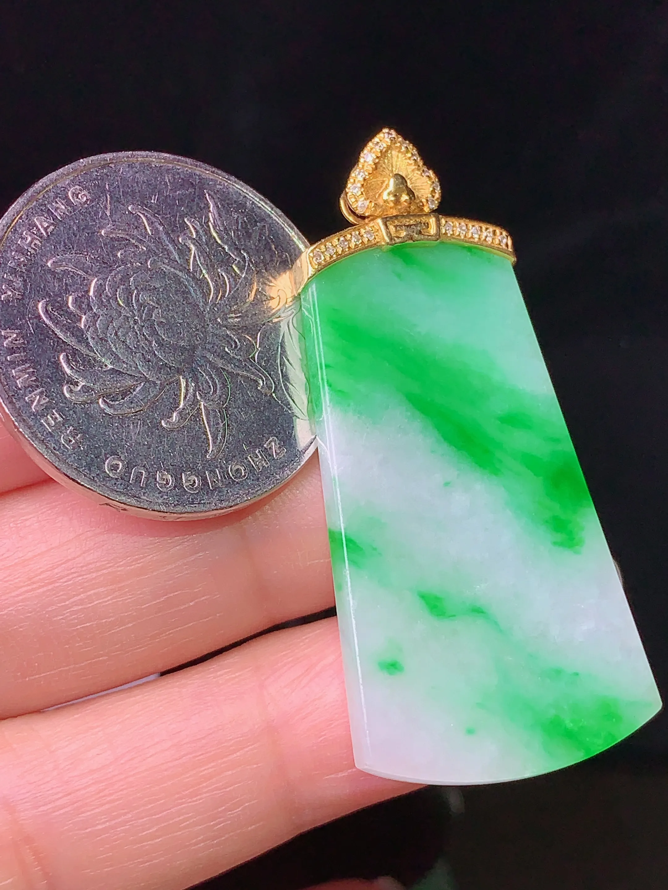 18k金钻镶嵌飘绿无事牌吊坠 玉质细腻 色泽清新艳丽 整体尺寸43.8*20.8*2.7