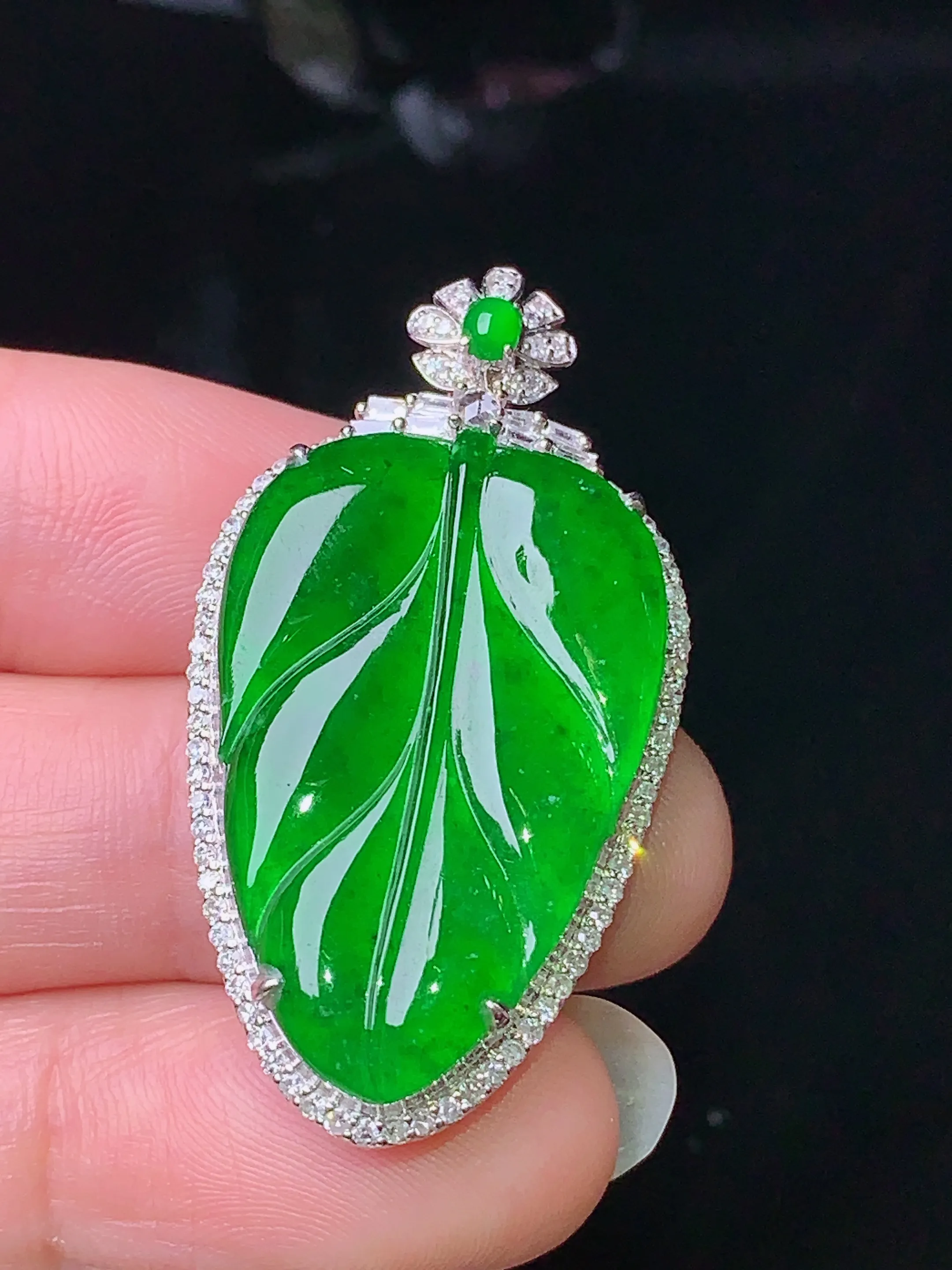 18k金钻镶嵌满绿树叶吊坠 玉质细腻 色泽清新艳丽 整体尺寸39*20.8*7.2