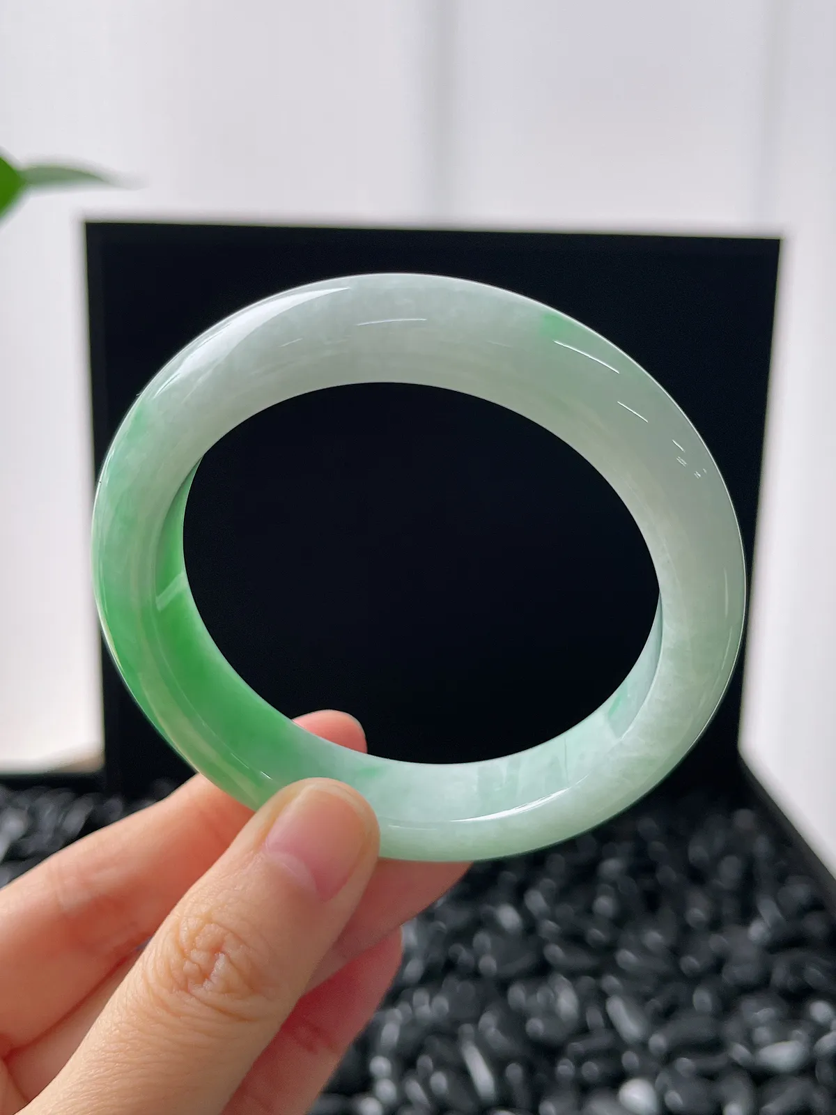 正圈55.8圈口，翡翠糯化种飘绿手镯