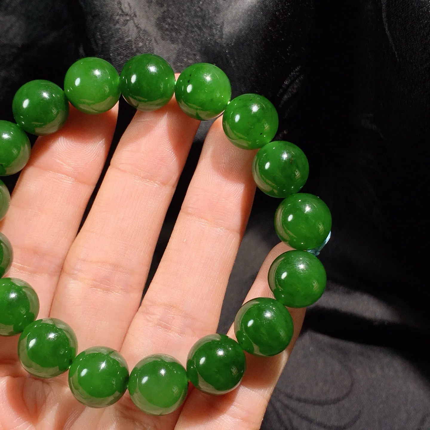 和田玉阳绿俄罗斯碧玉圆珠手串 单颗尺寸12重46克。玉质细腻油润。手推出油。佩戴高端典雅。lt251118