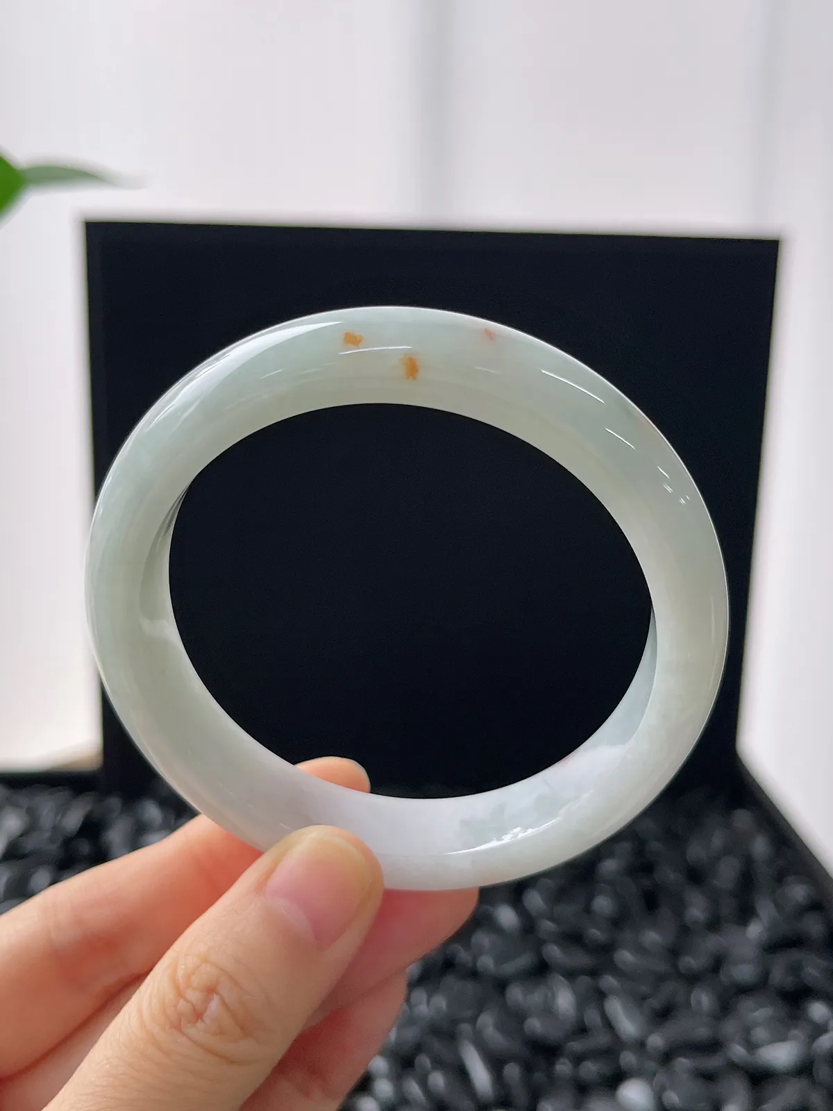 正圈56.4圈口，翡翠糯化种洒金淡绿色手镯