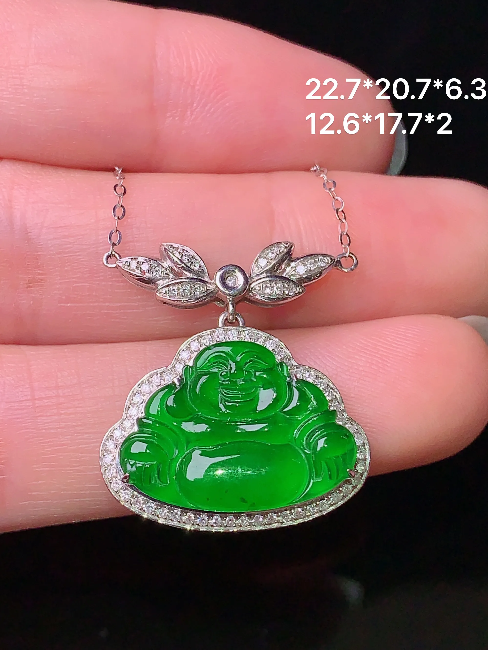 18k金钻镶嵌满绿佛公项链 玉质细腻 色泽清新艳丽 整体尺寸22.7*20.7*6.3