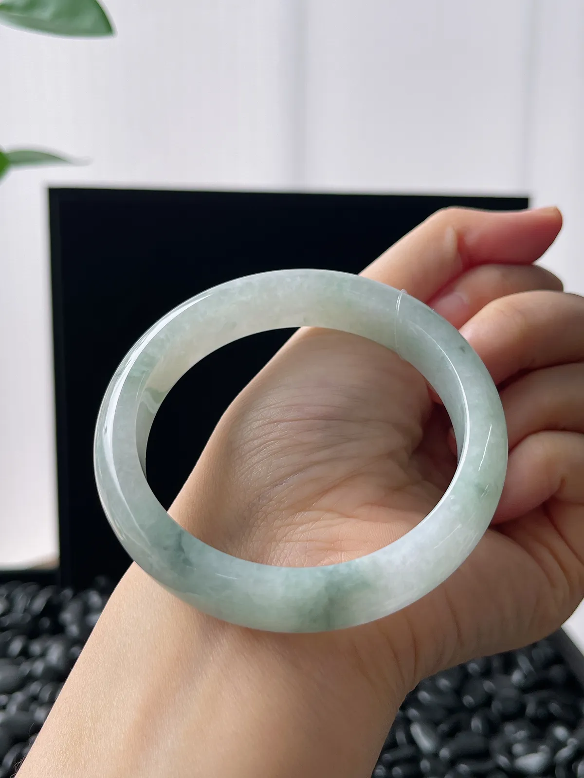 正圈56圈口，翡翠糯化种淡绿色手镯