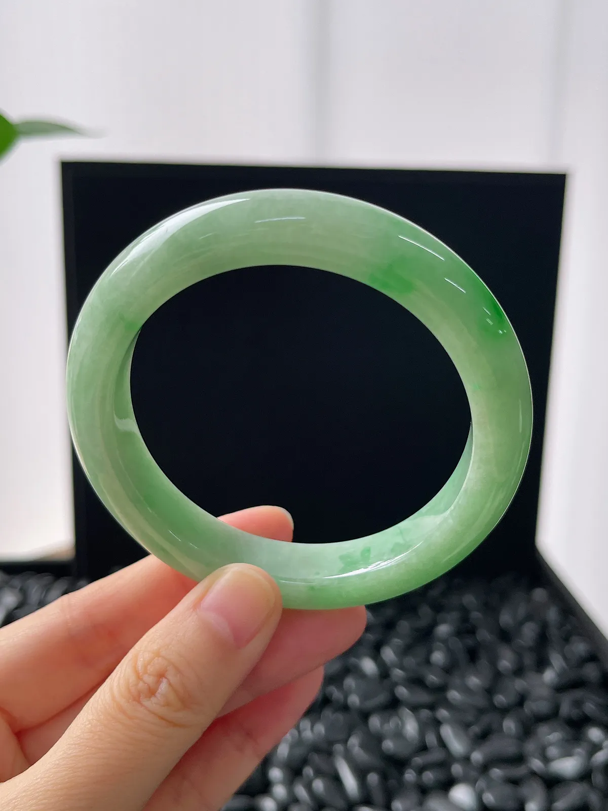 正圈56.3圈口，翡翠糯化种淡绿色手镯