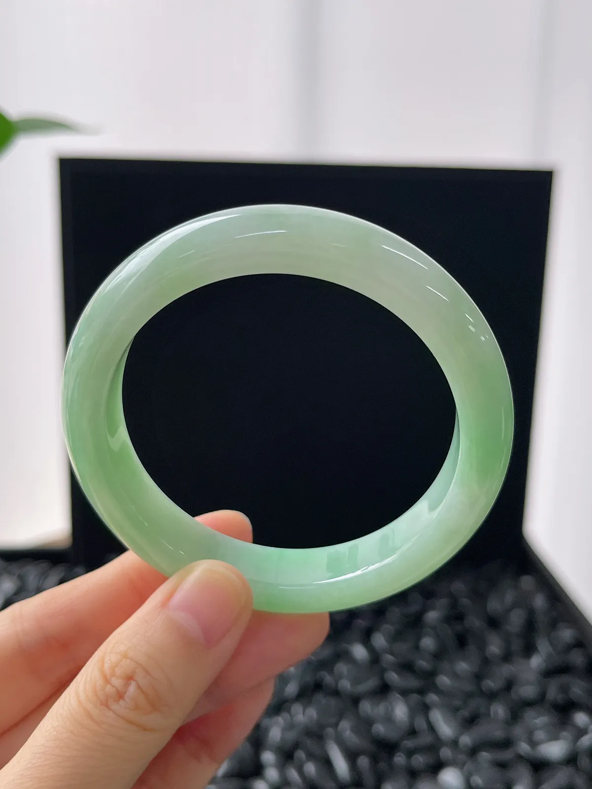 正圈54.2圈口，翡翠糯化种甜绿飘花手镯