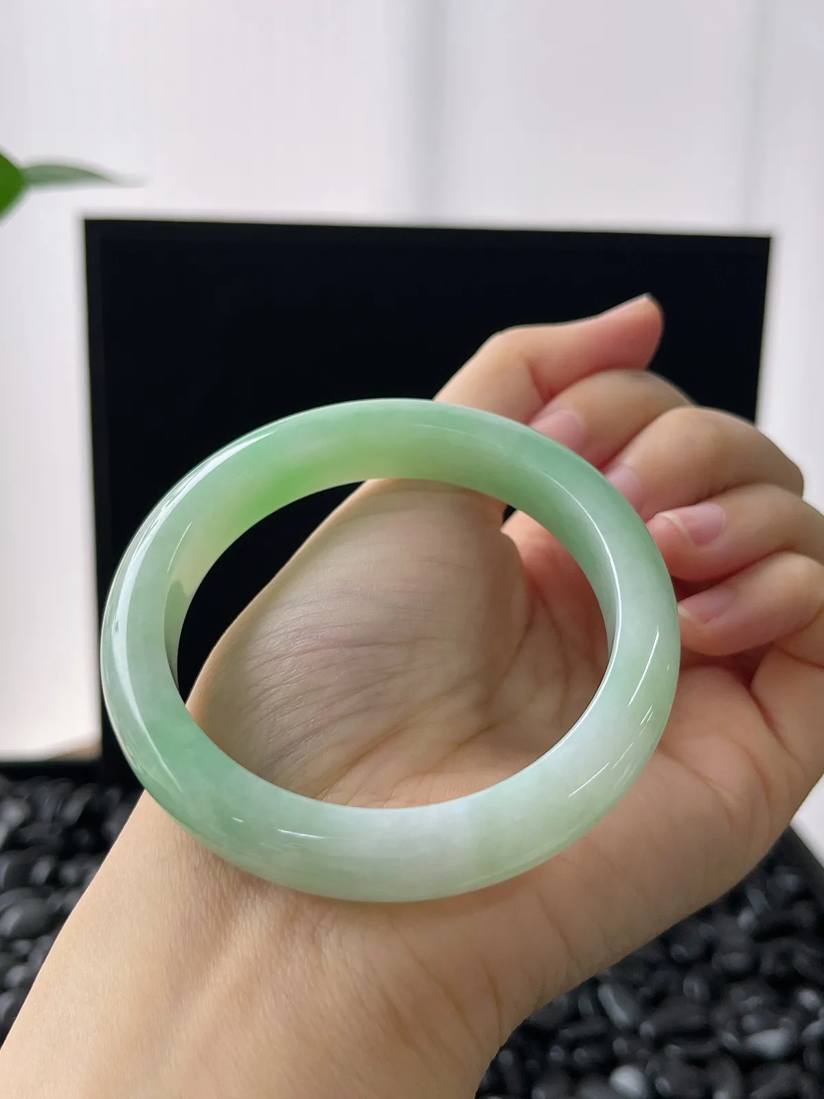 正圈54.2圈口，翡翠糯化种甜绿飘花手镯