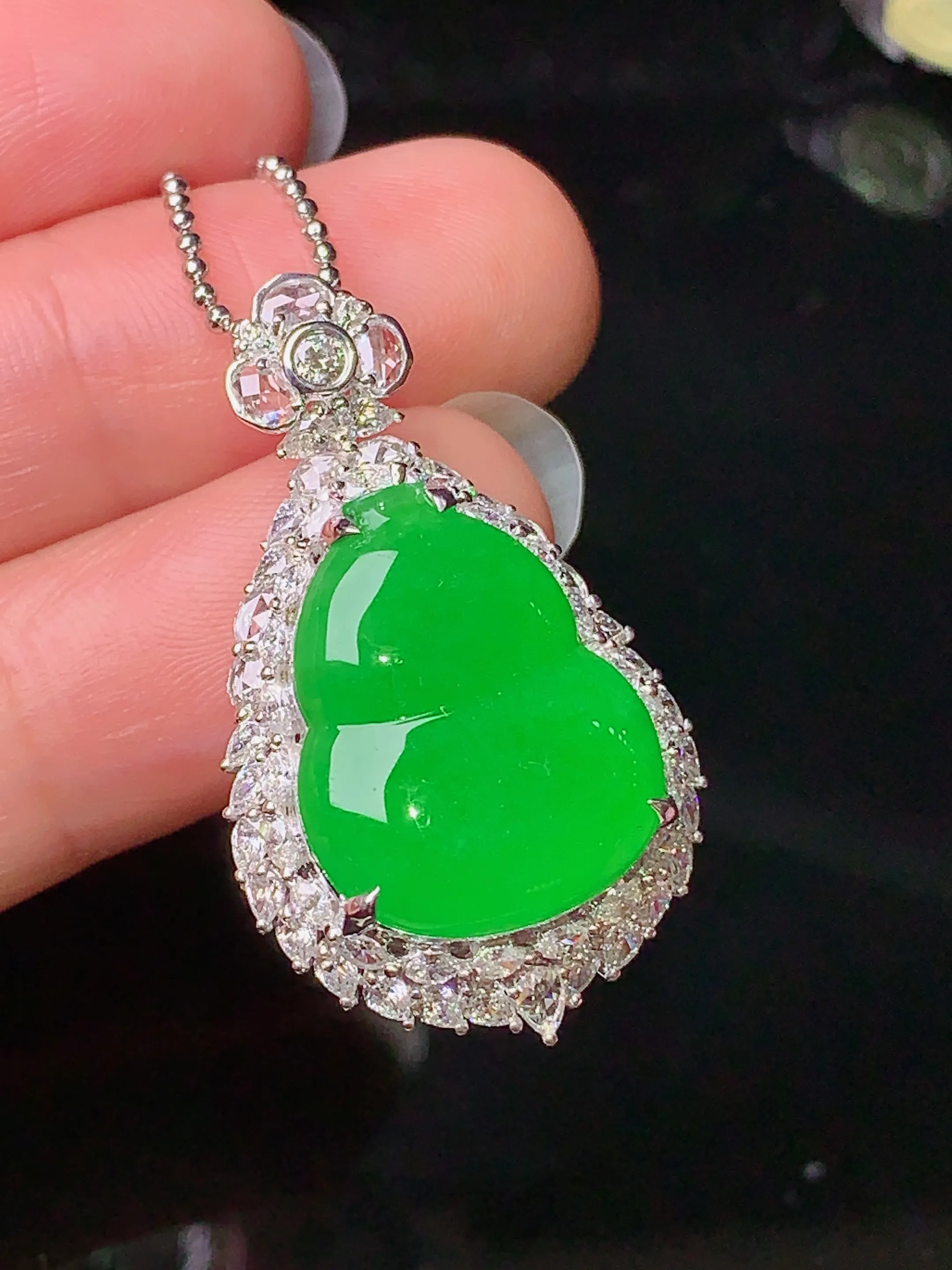 18k金钻镶嵌满绿葫芦吊坠 玉质细腻 色泽清新艳丽 整体尺寸33*19.5*11.8