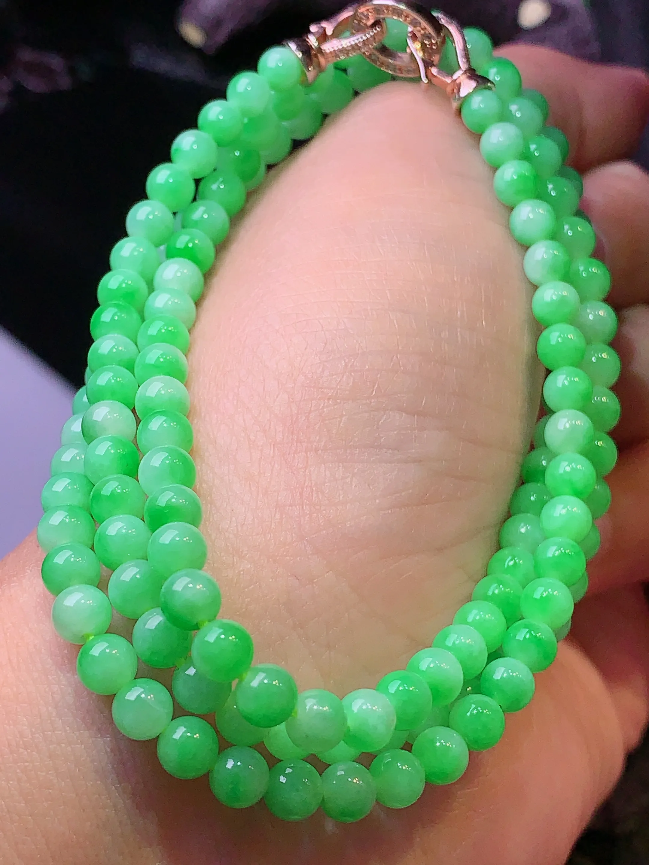 翠绿圆珠项链 玉质细腻 色泽清新艳丽 整体尺寸4.5