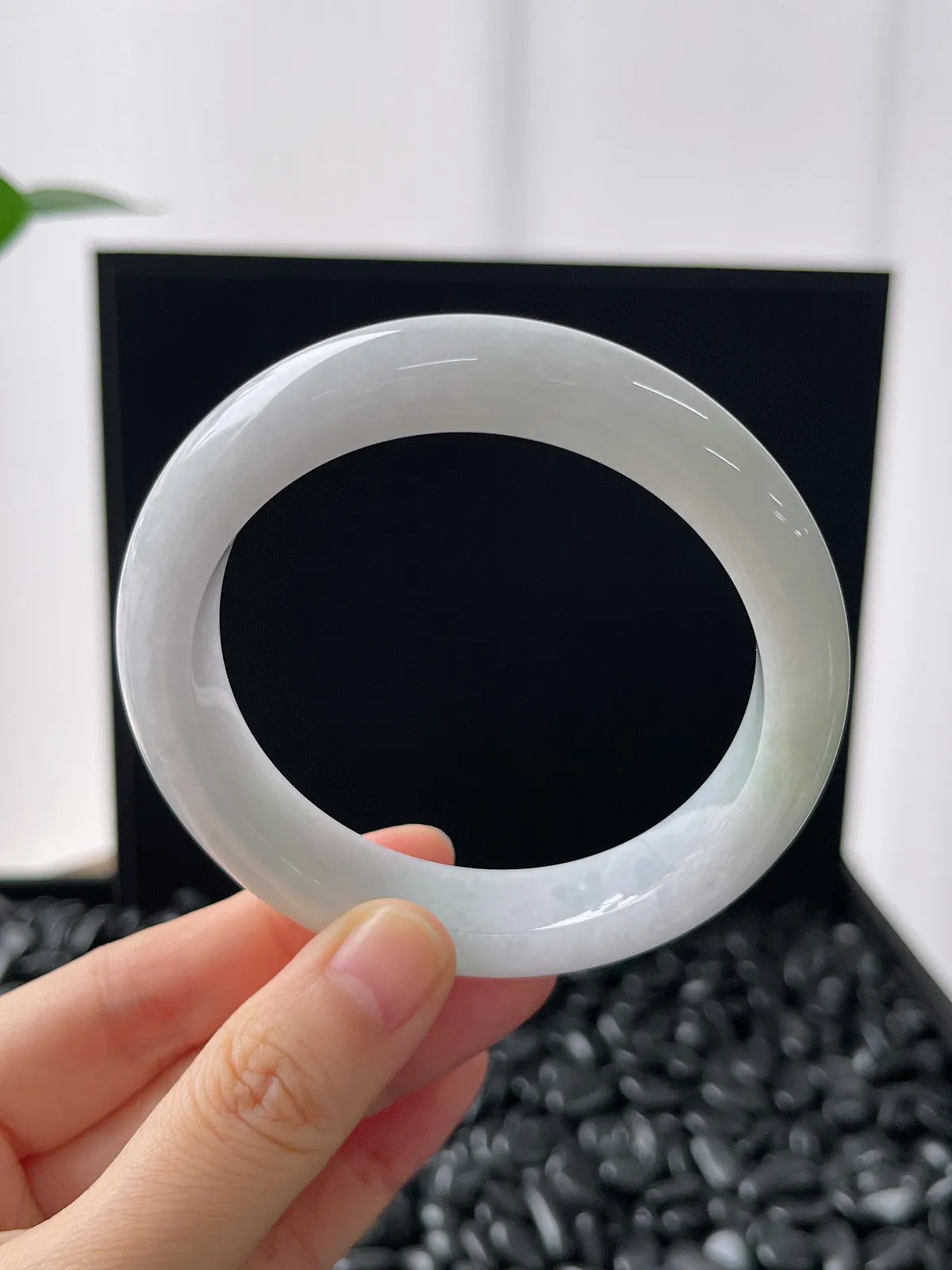 正圈57.8圈口，翡翠糯化种紫底飘绿手镯