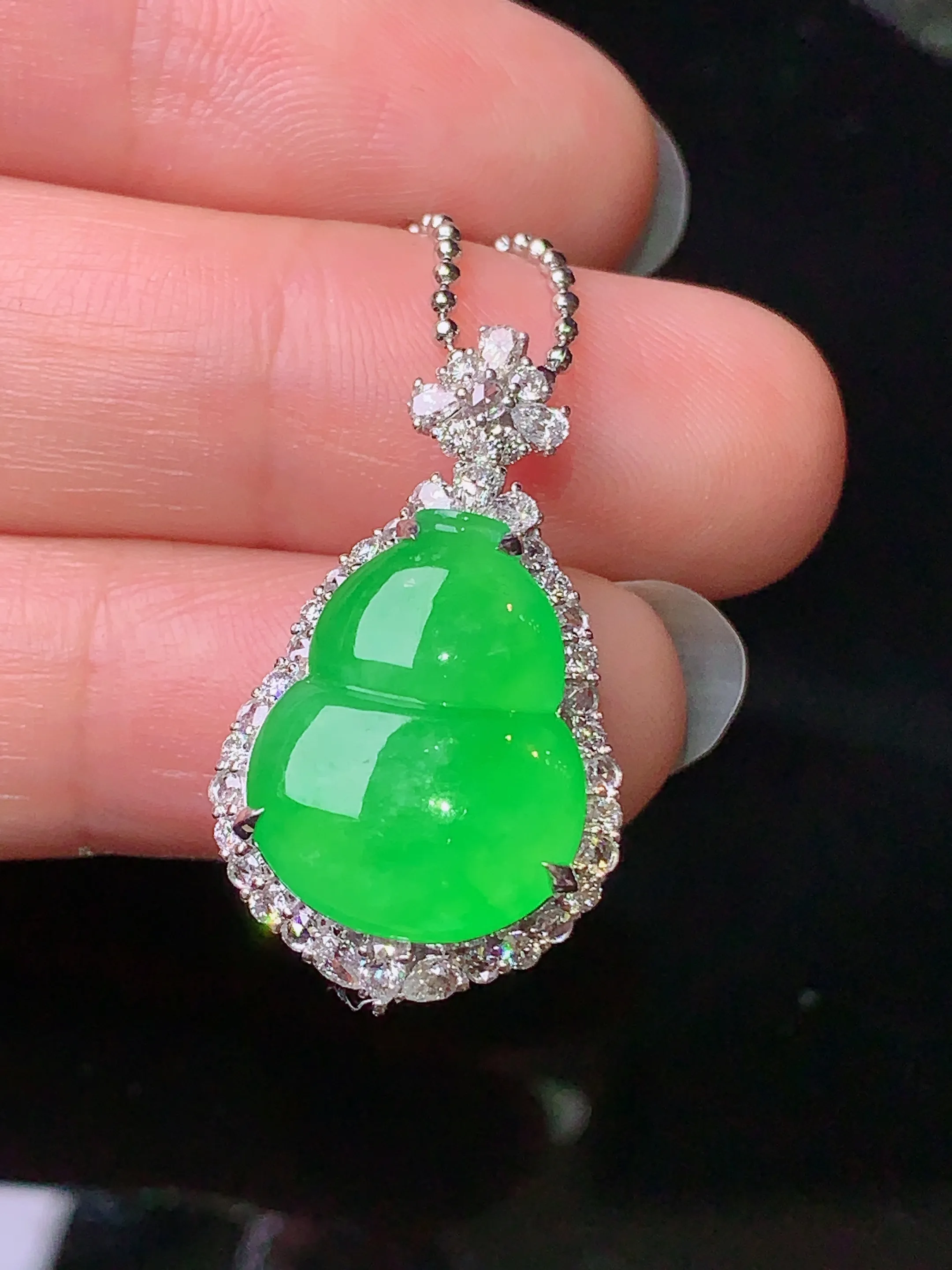 18k金钻镶嵌满绿葫芦吊坠 玉质细腻 色泽清新艳丽 整体尺寸27*15.5*9.8