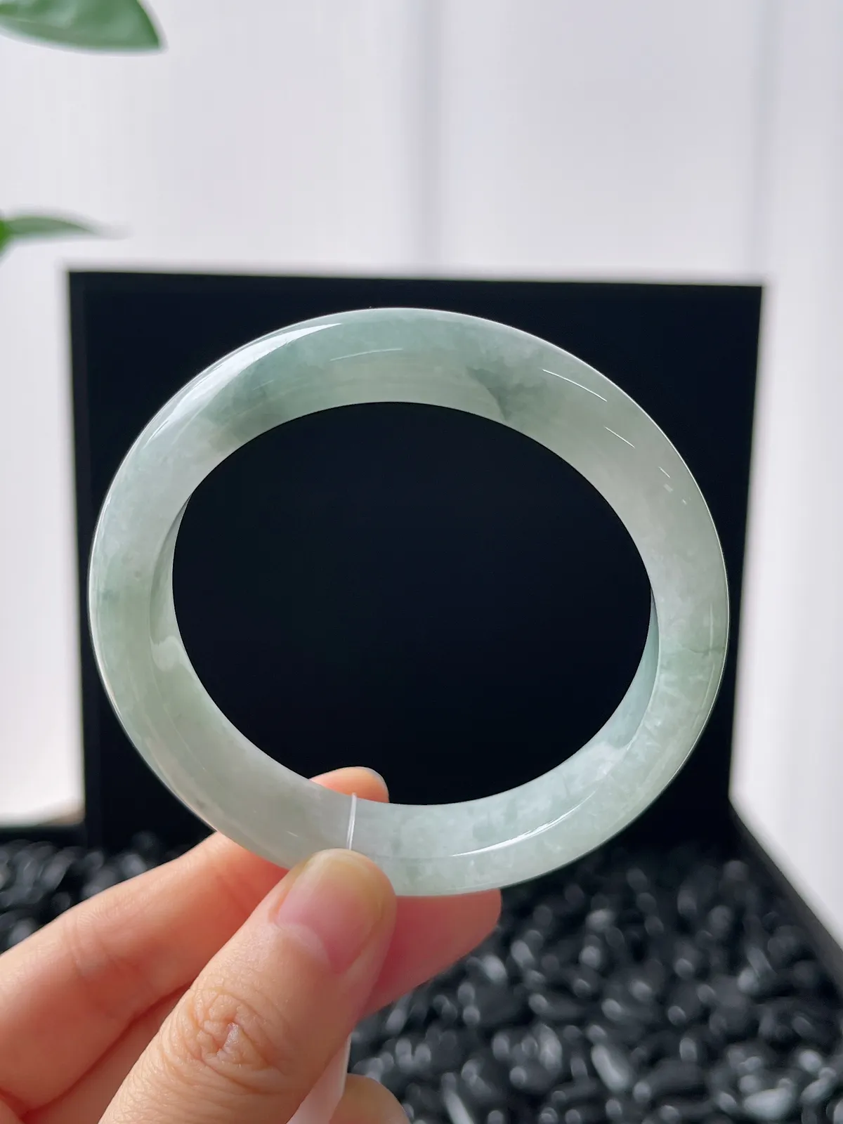 正圈56圈口，翡翠糯化种淡绿色手镯