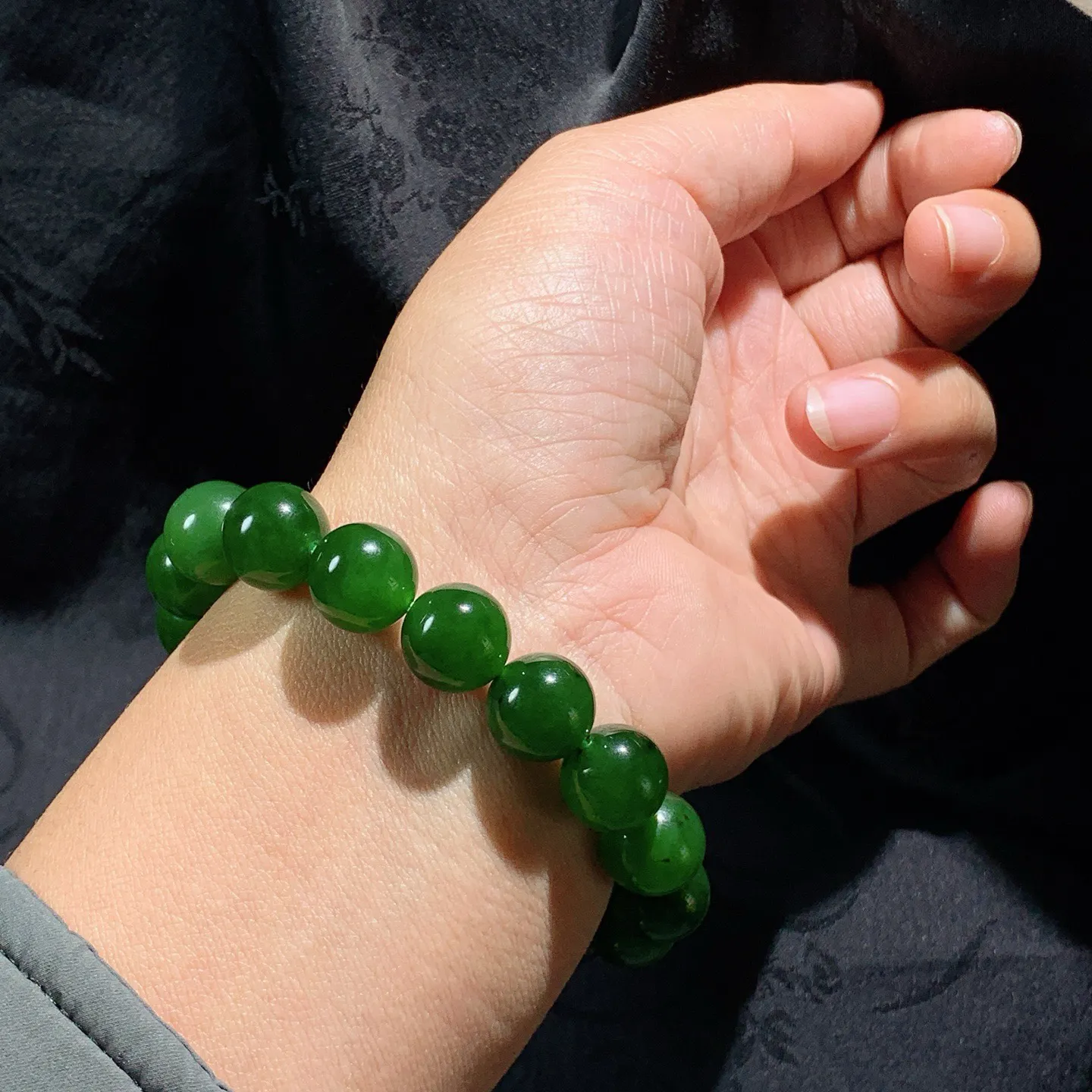 和田玉阳绿俄罗斯碧玉圆珠手串 单颗尺寸12重46克。玉质细腻油润。手推出油。佩戴高端典雅。lt251118