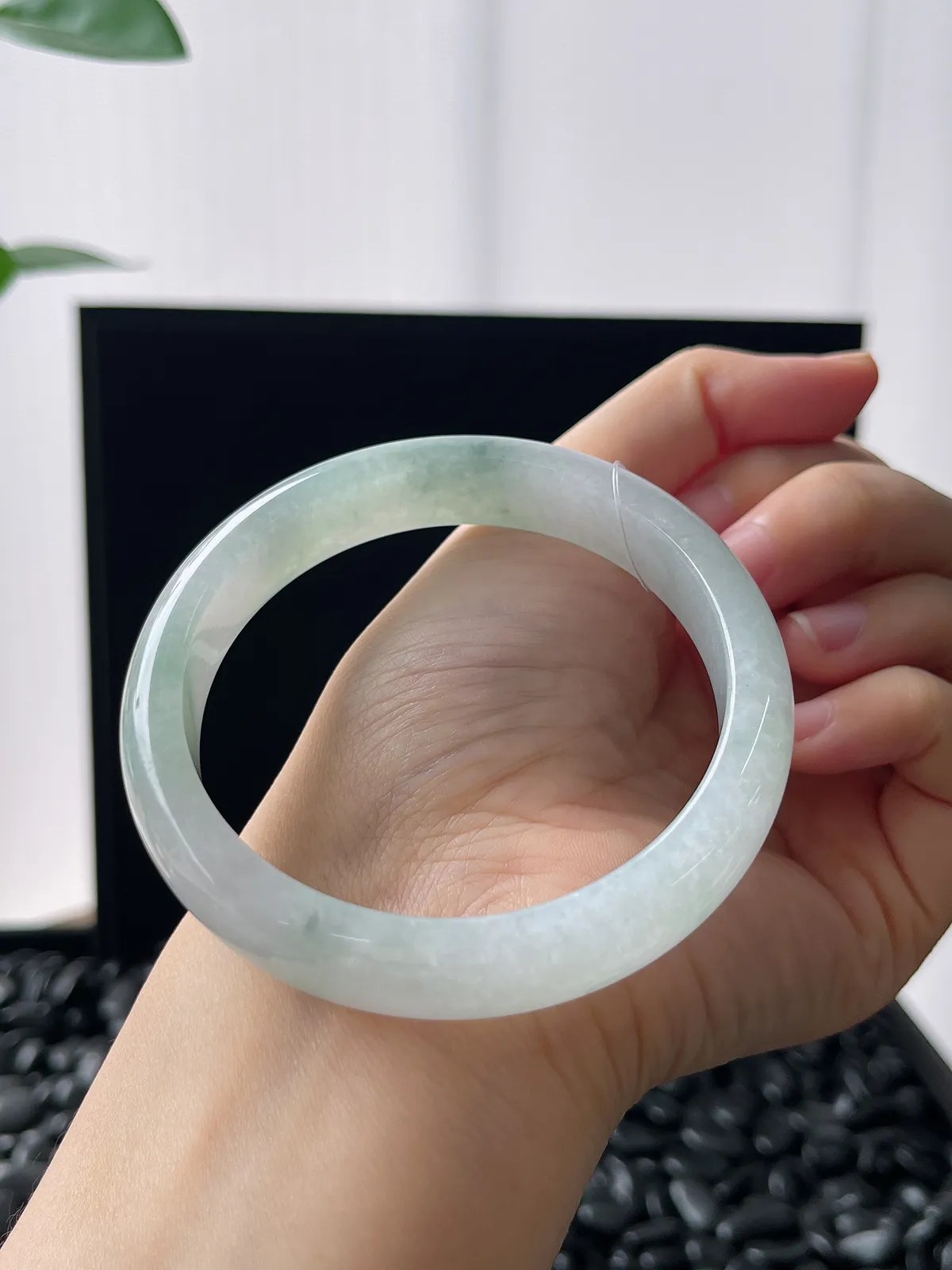 正圈58圈口，翡翠冰糯种浅绿飘花手镯