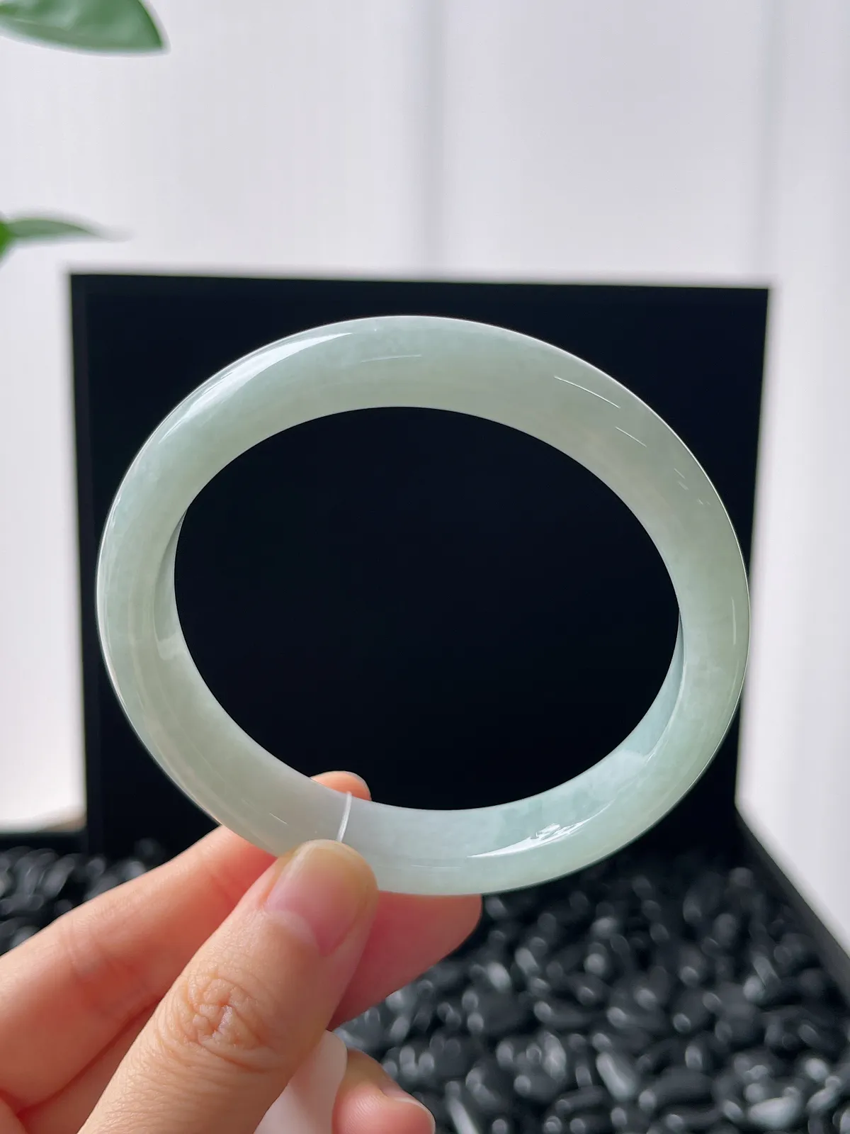 正圈60圈口，翡翠糯化种飘绿手镯