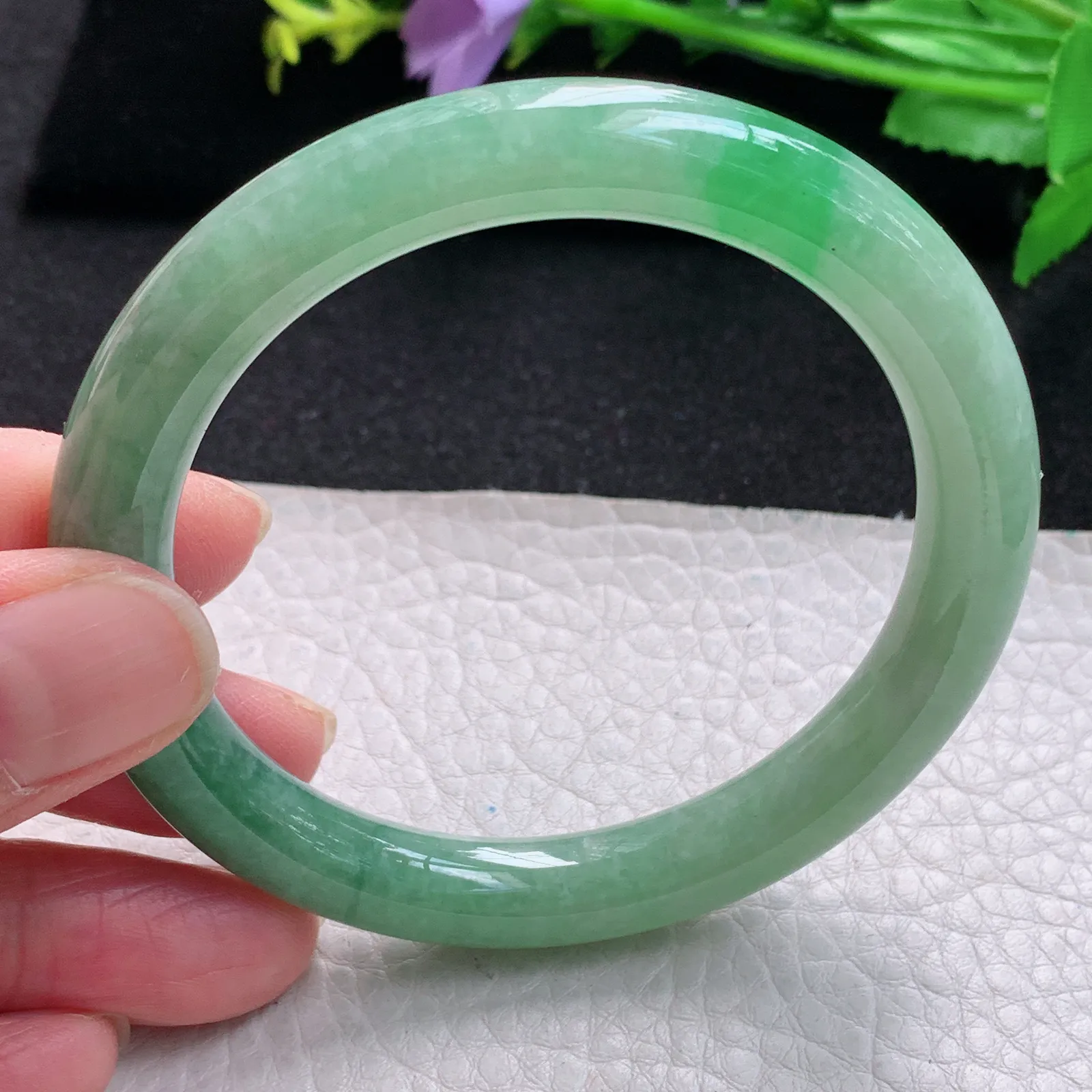 xx自然光56.5*9叮当镯 缅甸翡翠玉手镯飘绿秀气圆条玉手环 美人镯