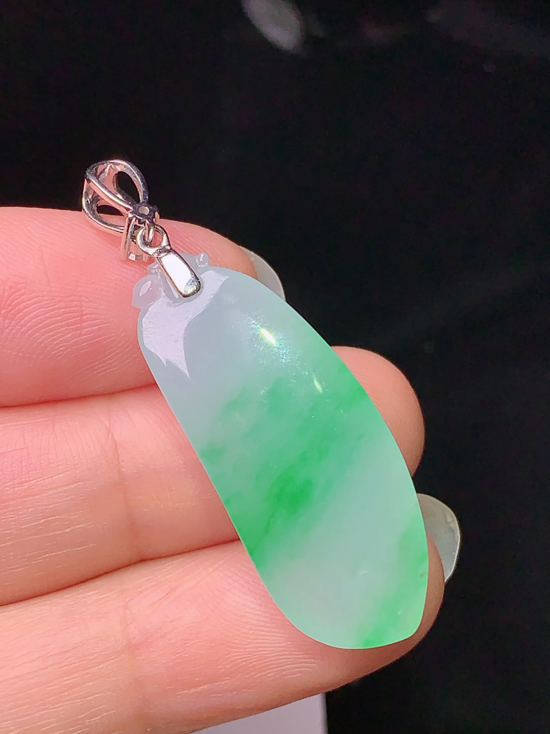 18k金镶嵌飘绿福瓜吊坠 玉质细腻 色泽清新艳丽 整体尺寸40.8*12.8*6