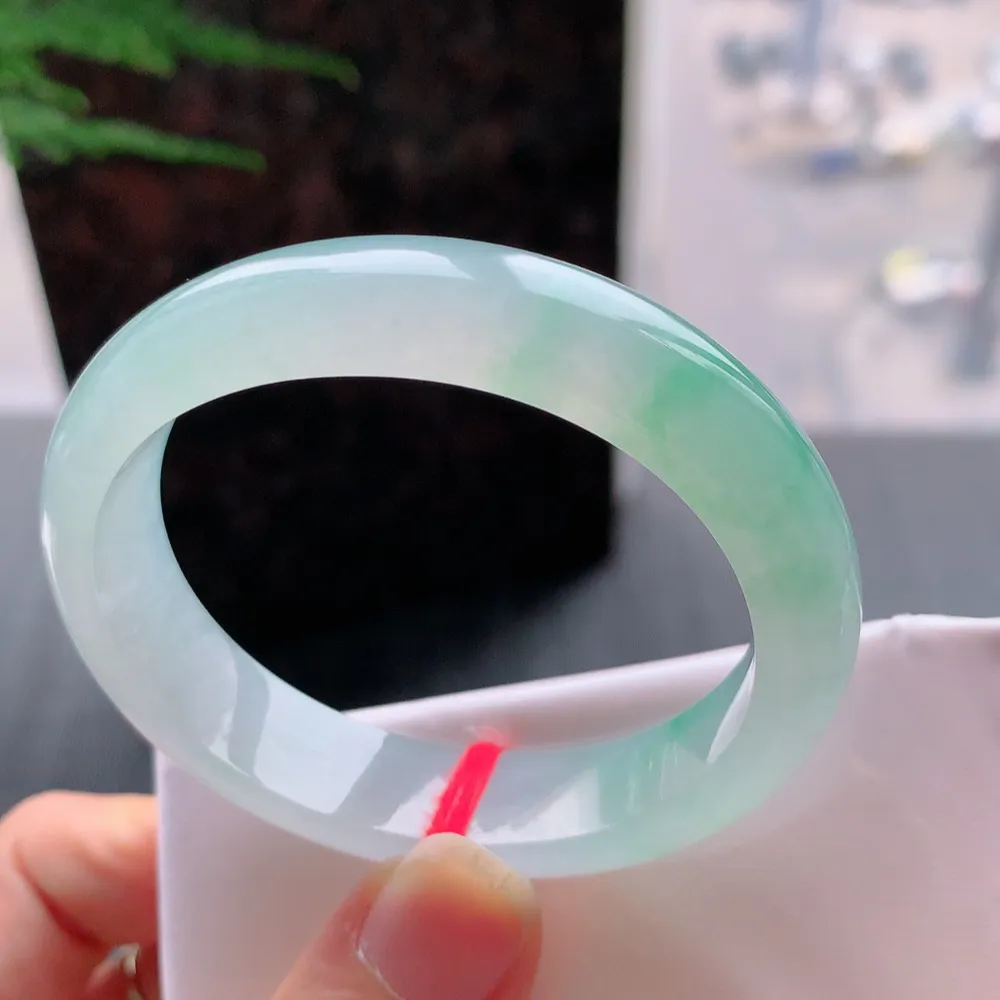 贵妃高冰阳绿 无瑕 尺寸:53.2/44.7/12.7/7.5 种色俱佳