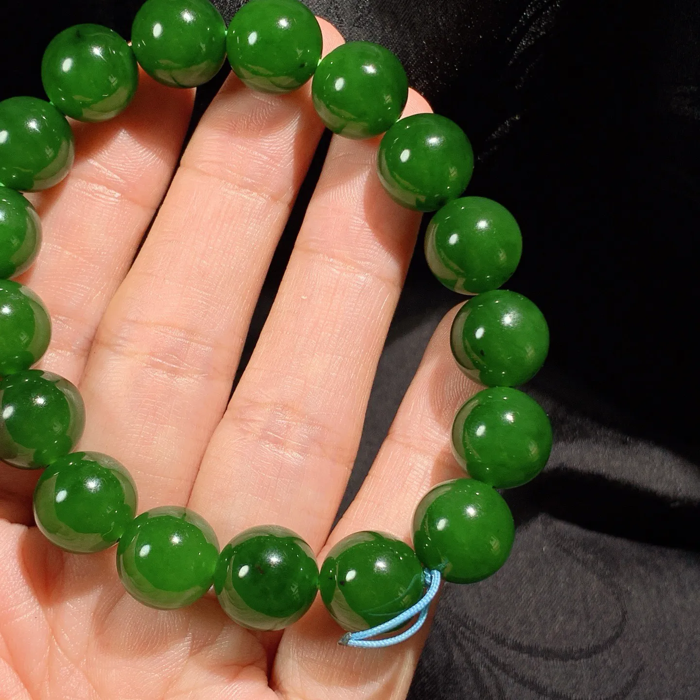 和田玉阳绿俄罗斯碧玉圆珠手串 单颗尺寸12重46克。玉质细腻油润。手推出油。佩戴高端典雅。lt251118