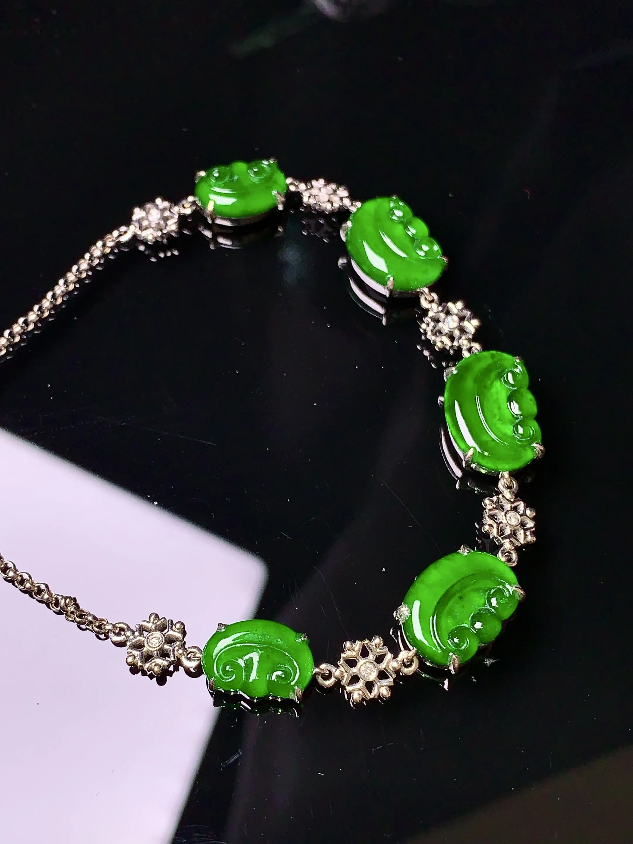 18k金钻镶嵌满绿如意手链 玉质细腻 色泽清新艳丽 整体尺寸98*8.3*4