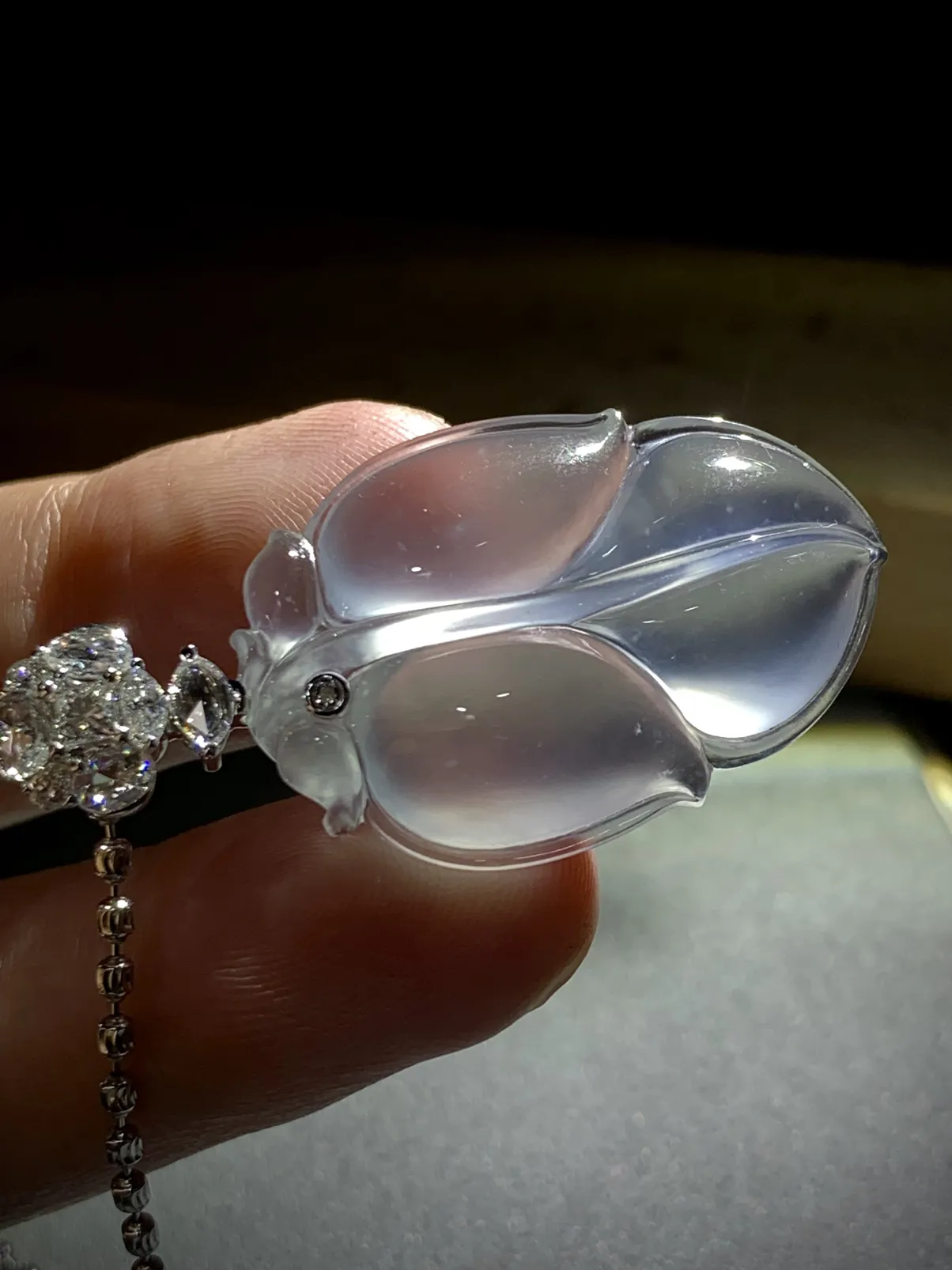 高质量茅台白玻璃种树叶，
裸石31-21.5-6.8mm，
18K金，南非钻，8.15g，不配链