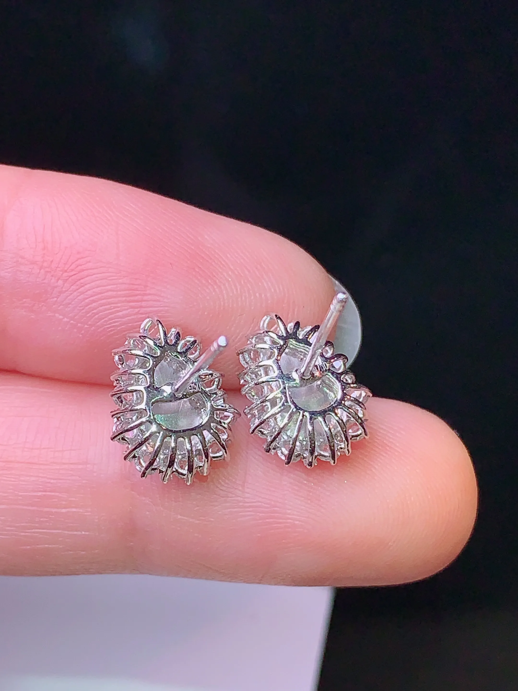 18k金钻镶嵌翠绿葫芦耳钉 玉质细腻 色泽清新艳丽 整体尺寸12*9*6.2