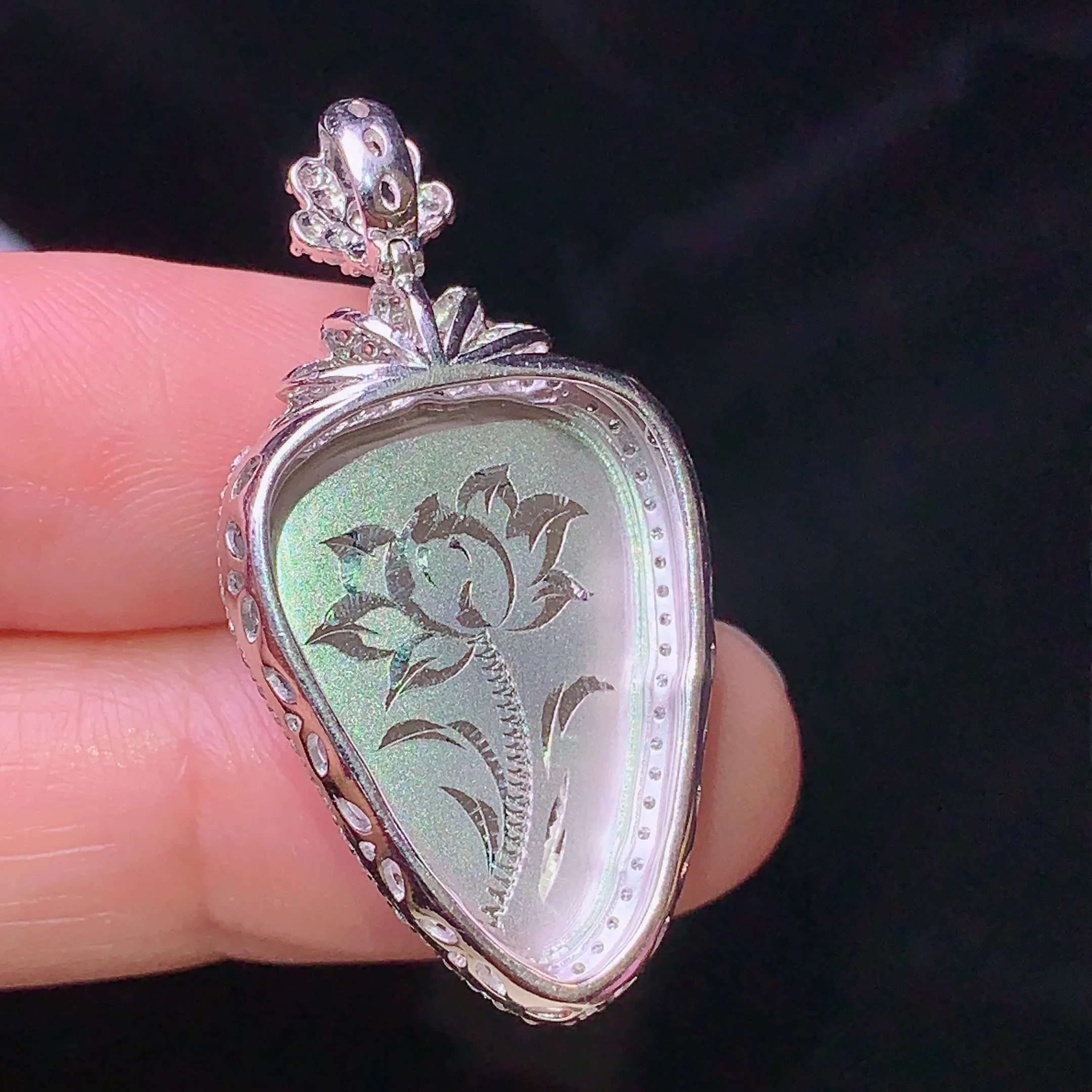 18k金钻镶嵌满绿树叶吊坠 玉质细腻 色泽清新艳丽 整体尺寸35.2*18.5*7.7