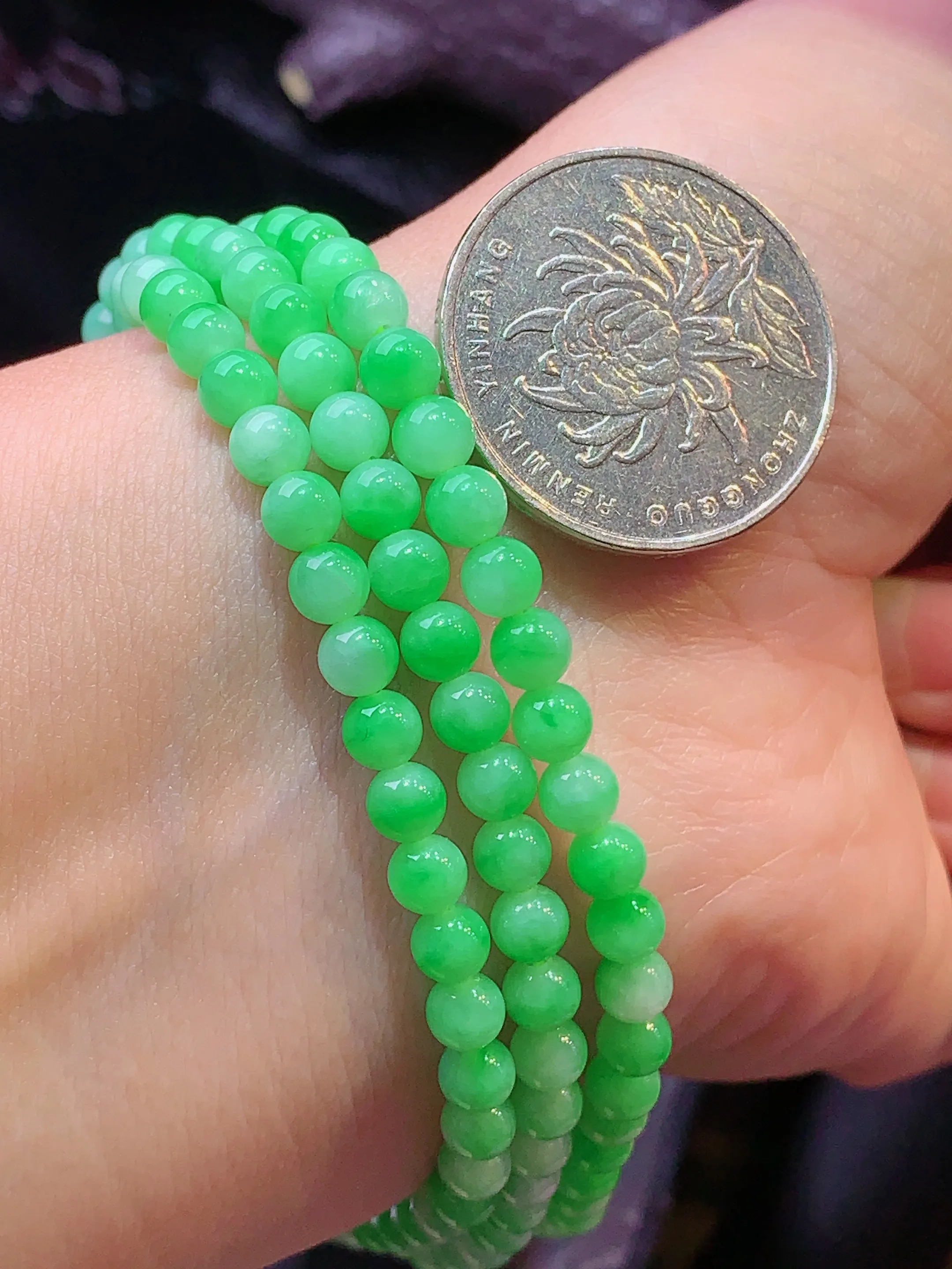 翠绿圆珠项链 玉质细腻 色泽清新艳丽 整体尺寸4.5