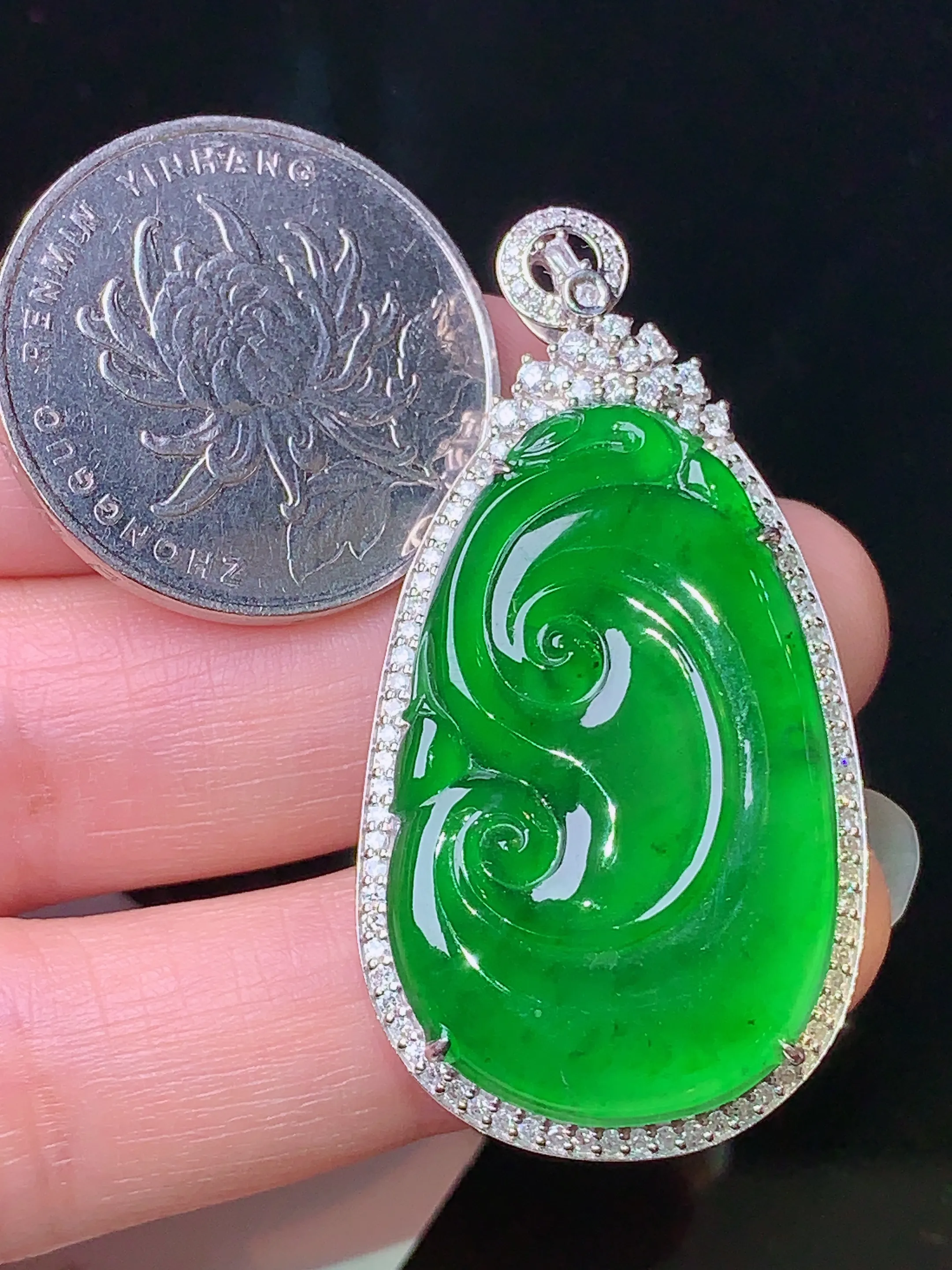 18k金钻镶嵌满绿如意吊坠 玉质细腻 色泽清新艳丽 整体尺寸45.3*23.3*7.6