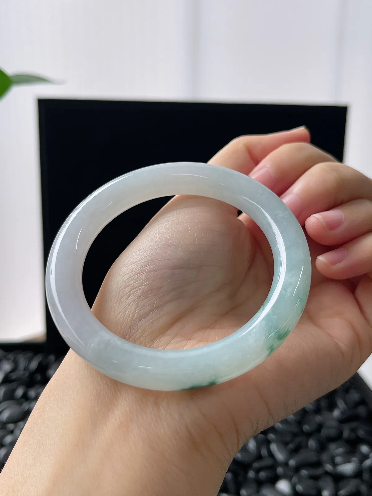 圆镯52.6圈口，翡翠糯化种飘花手镯