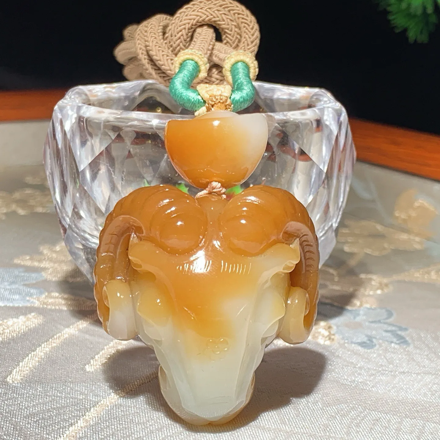 新疆和田玉且末糖洋洋如意领羊头挂件。尺寸40/40/27重61.8克。玉质细腻油润。手推出油。佩戴高端典雅。lt251118