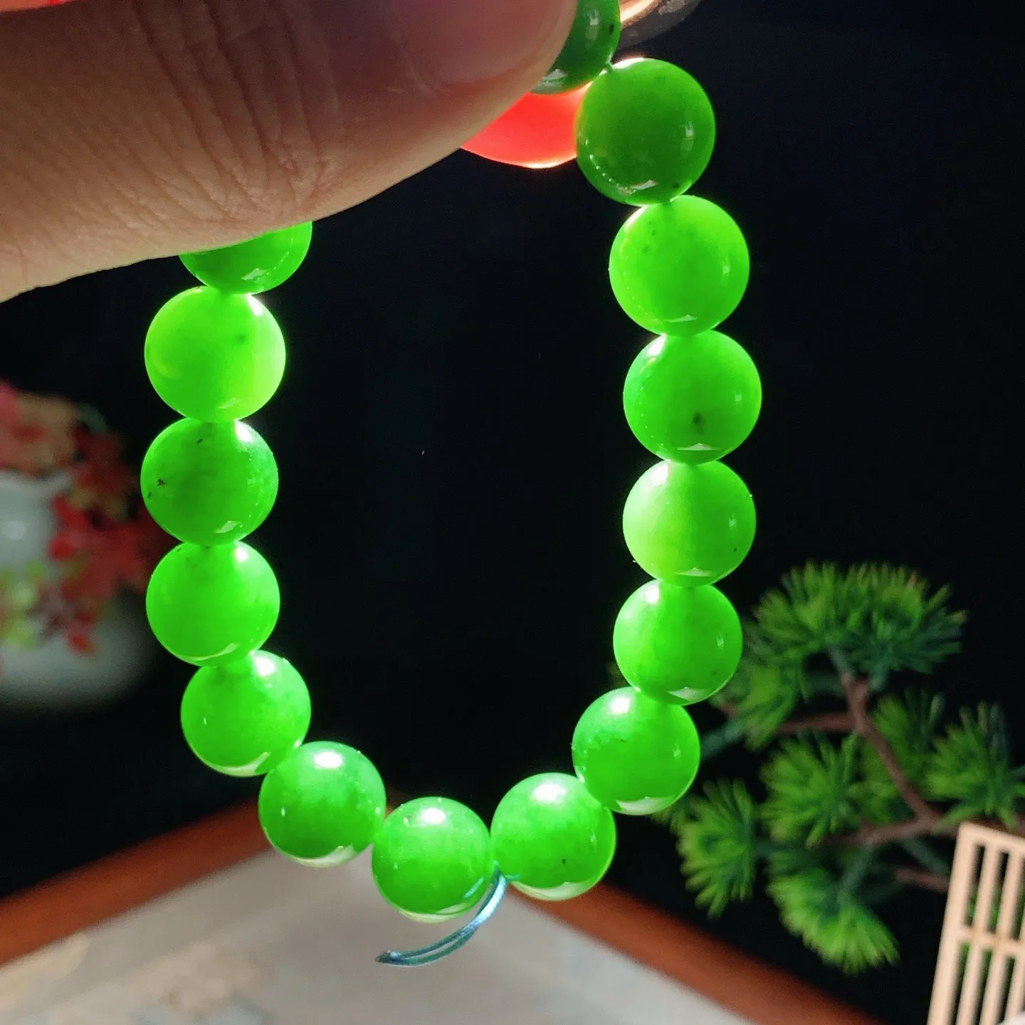 和田玉阳绿俄罗斯碧玉圆珠手串 单颗尺寸12重46克。玉质细腻油润。手推出油。佩戴高端典雅。lt251118