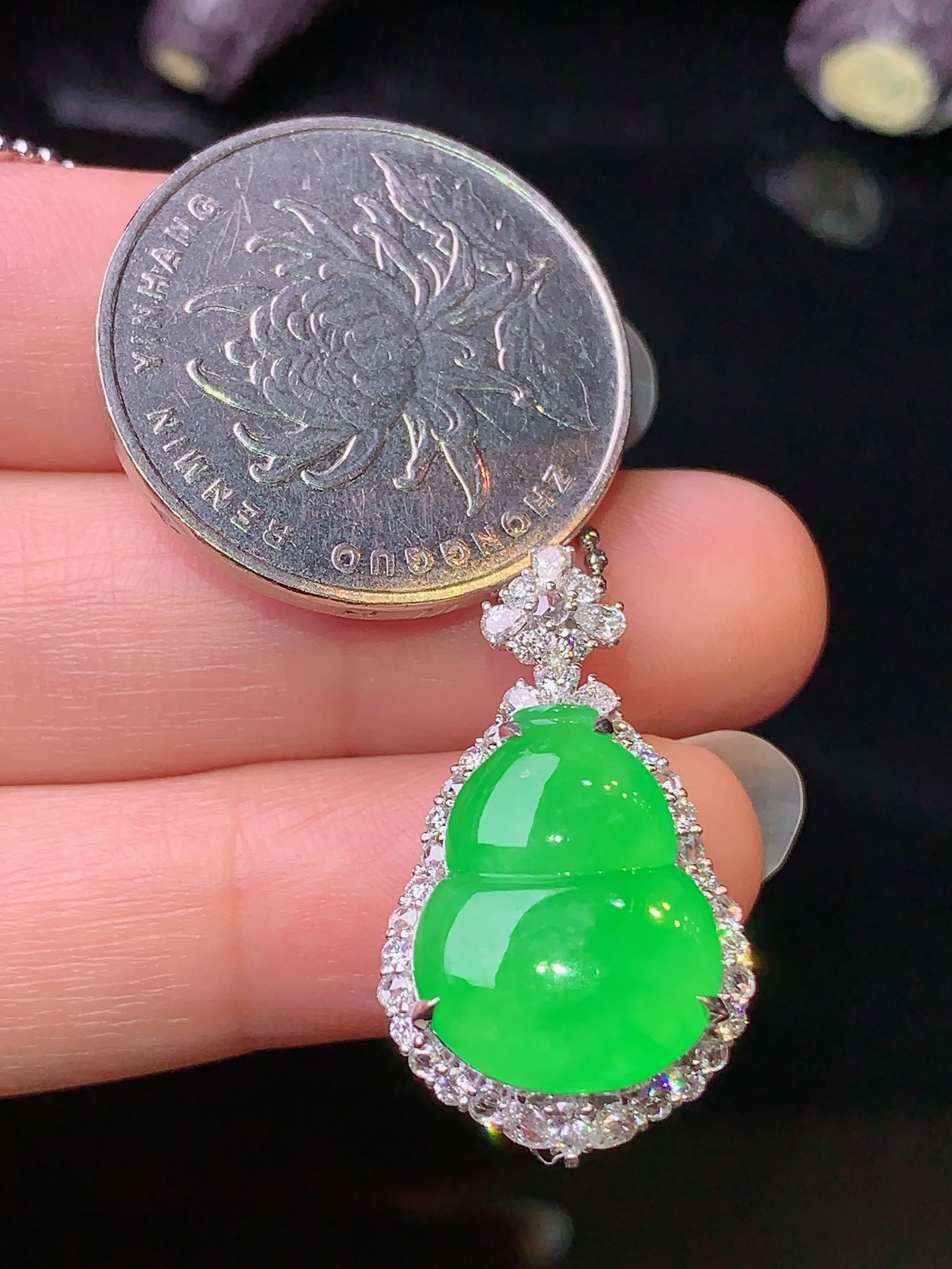 18k金钻镶嵌满绿葫芦吊坠 玉质细腻 色泽清新艳丽 整体尺寸27*15.5*9.8