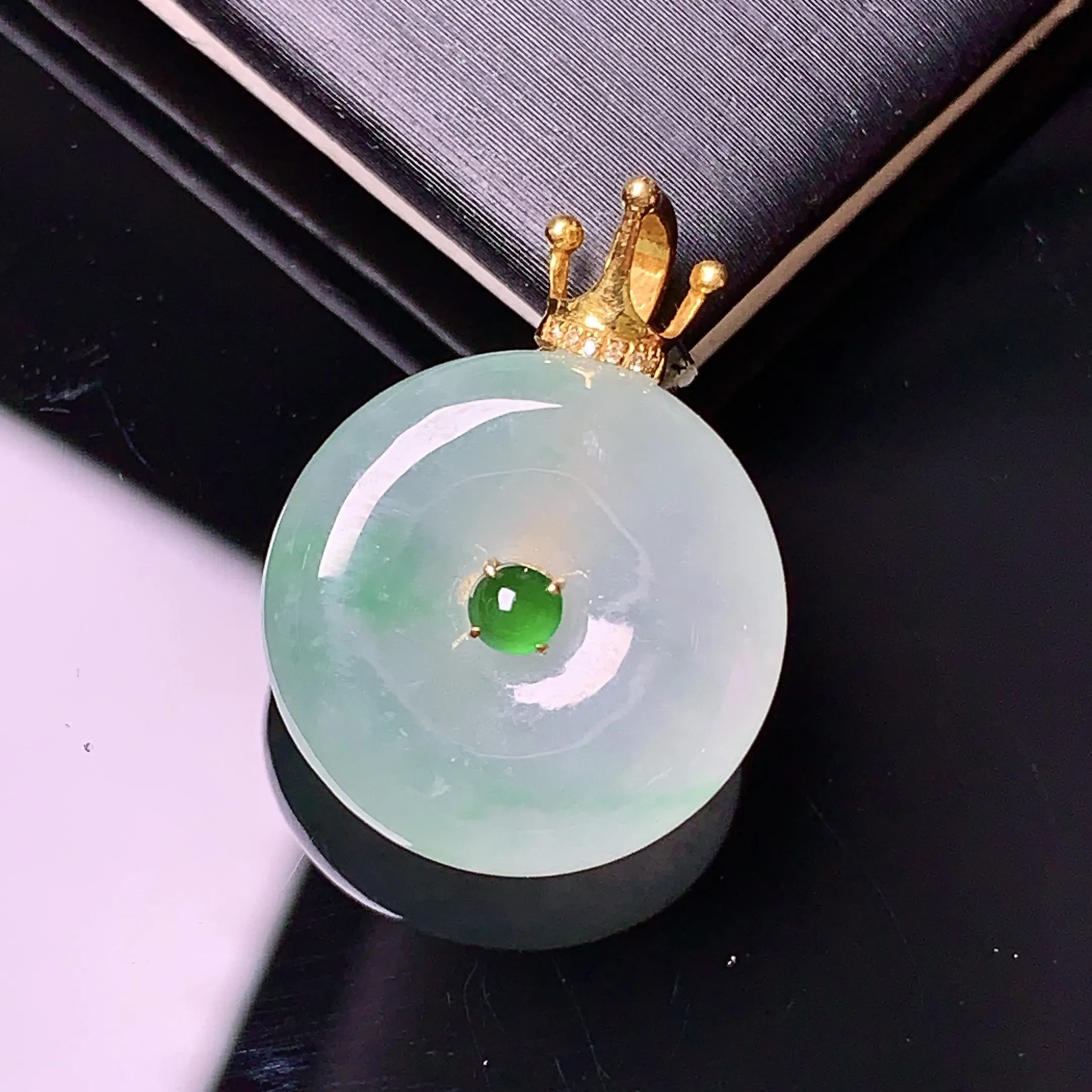 18k金钻镶嵌飘绿平安扣吊坠 玉质细腻 色泽清新艳丽 整体尺寸21.8*16.3*6.2