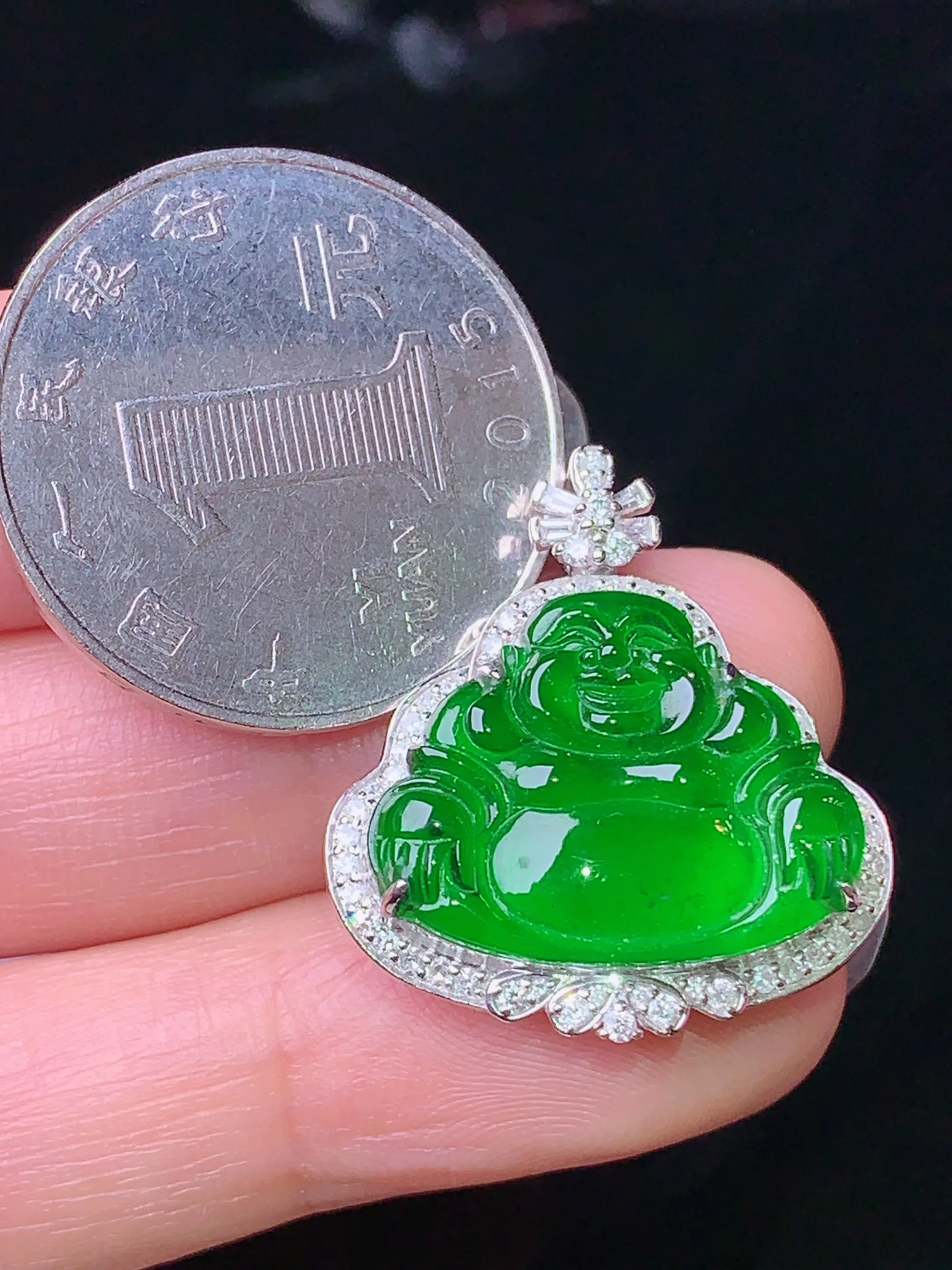 18k金钻镶嵌满绿佛公吊坠 玉质细腻 色泽清新艳丽 整体尺寸25.6*23*7.2