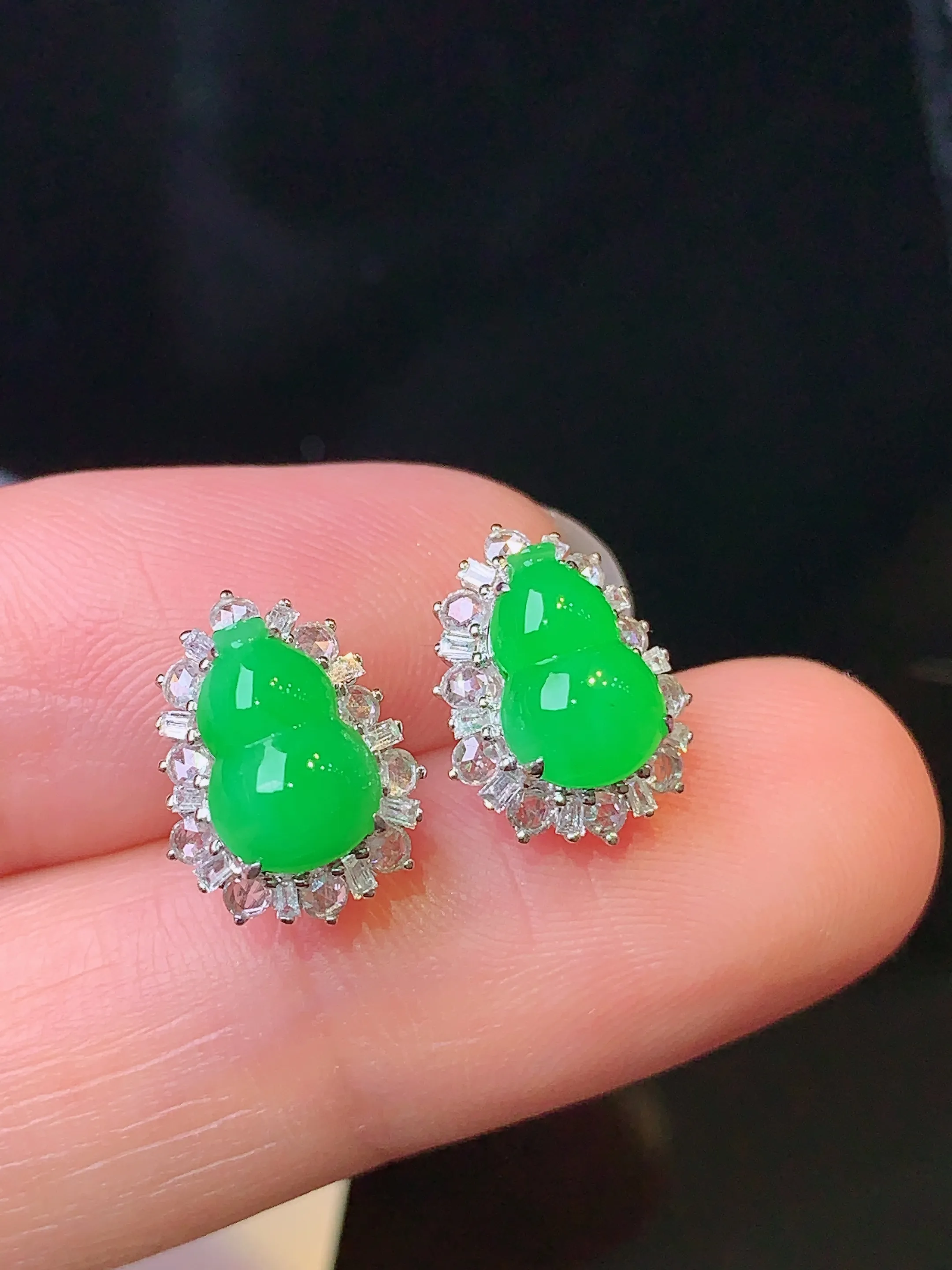 18k金钻镶嵌翠绿葫芦耳钉 玉质细腻 色泽清新艳丽 整体尺寸12*9*6.2