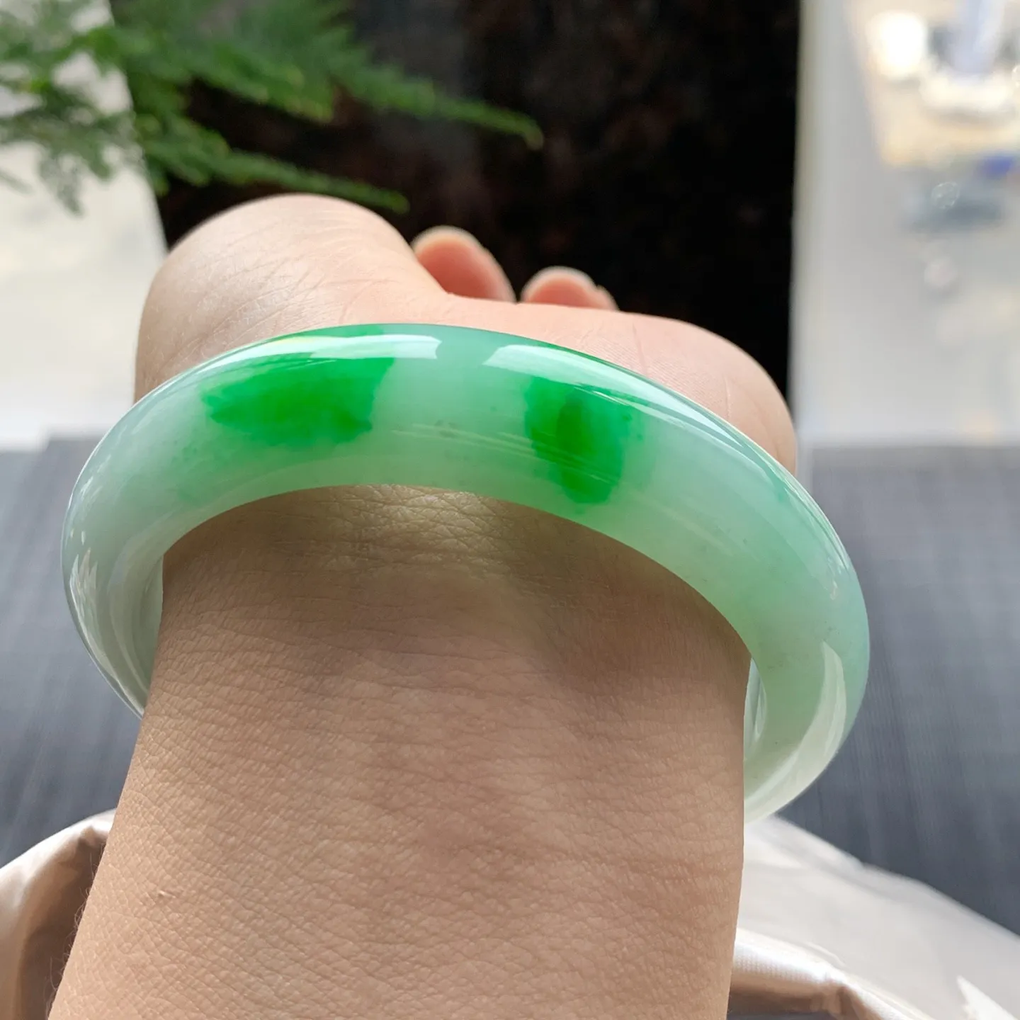 正圈白底青阳绿 无瑕 尺寸:55.5/12.4/9.1 色阳