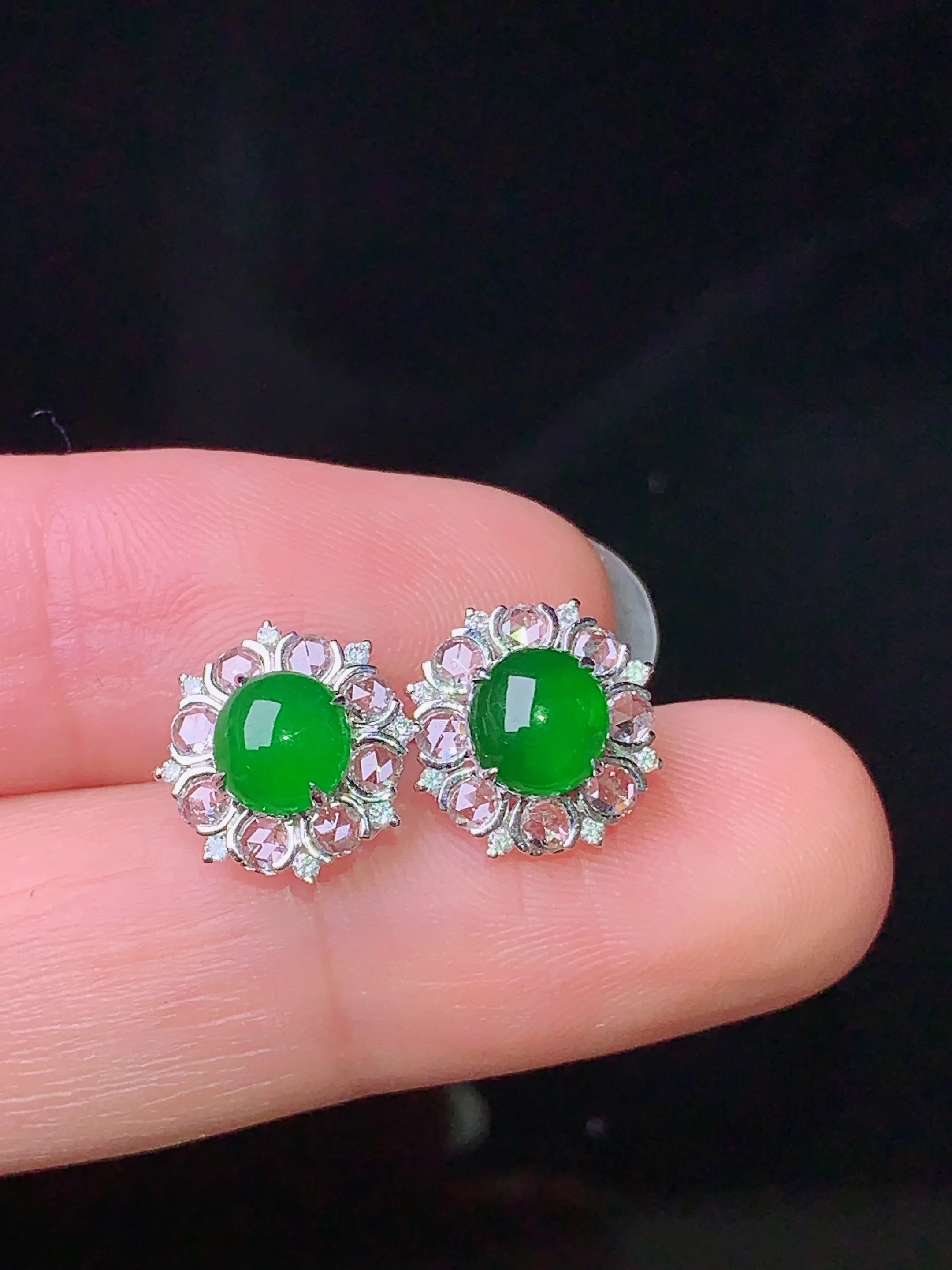 18k金钻镶嵌满绿蛋面耳钉 玉质细腻 色泽清新艳丽 整体尺寸10*4.2